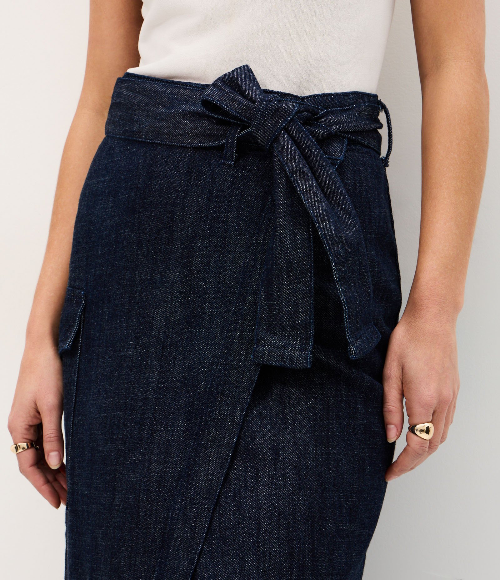 Saia Midi Envelope em Jeans com Cintura Alta e Bolso Cargo Azul Escuro 4