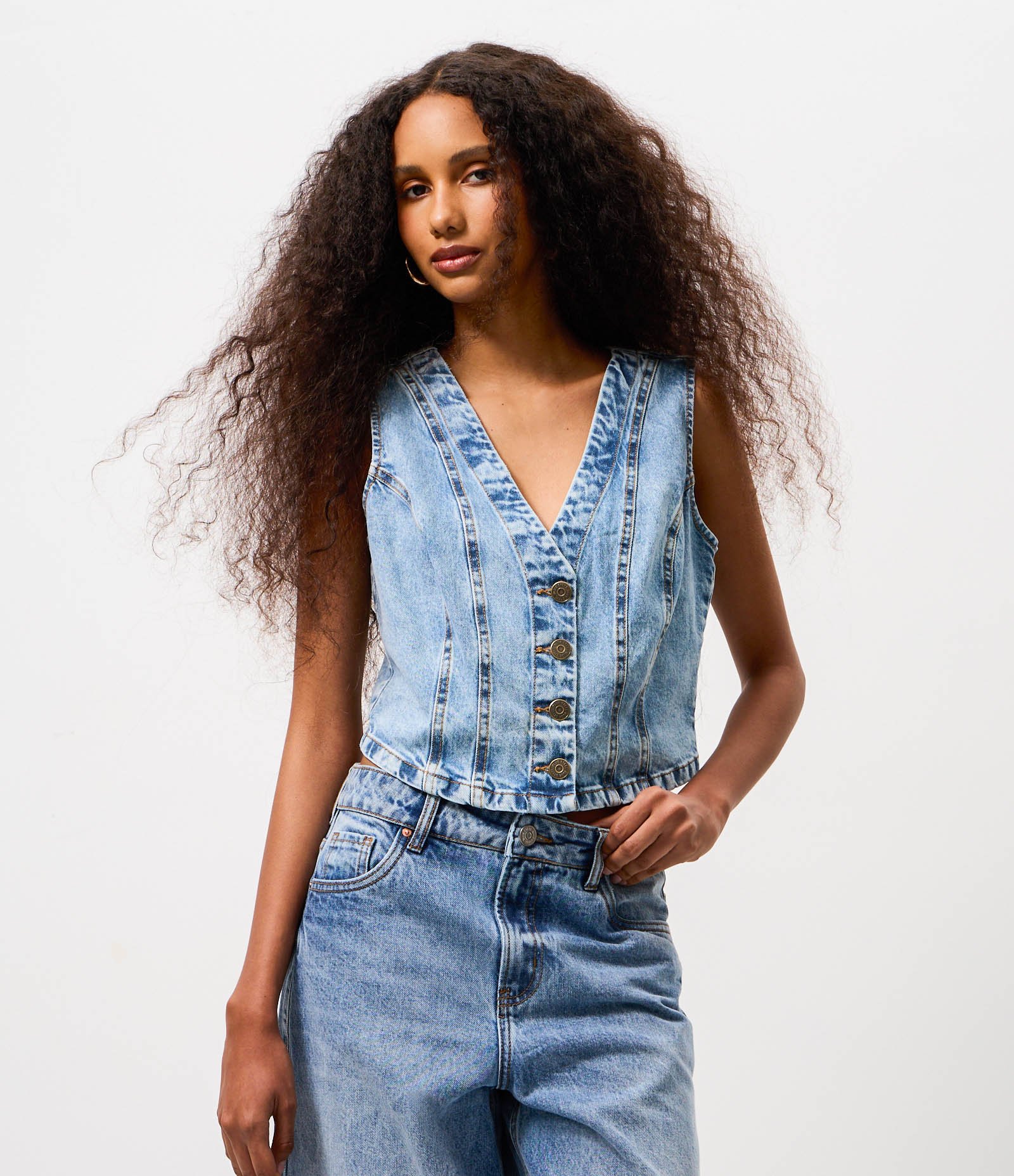 Colete em Jeans com Recortes e Botões Azul Claro 3