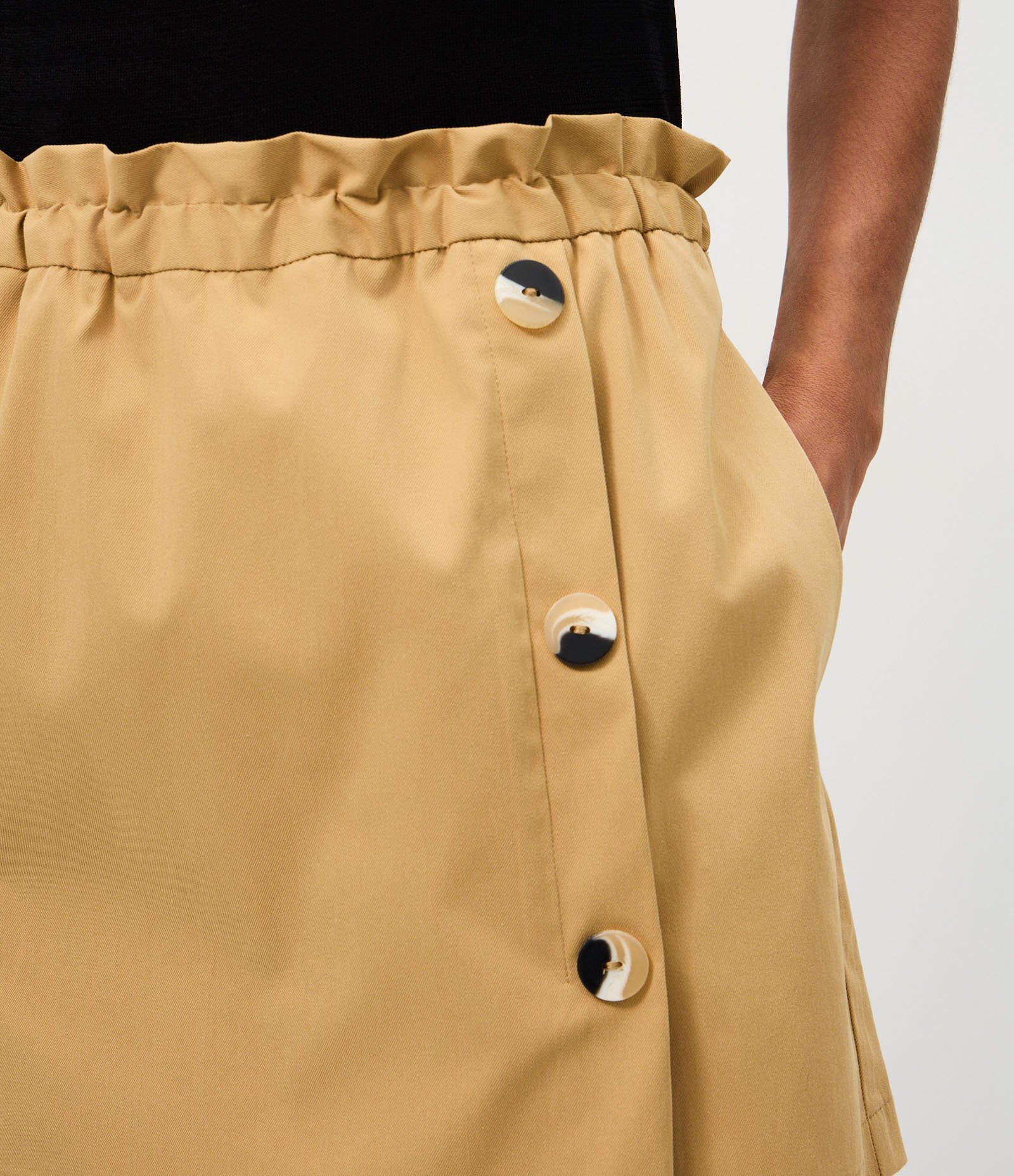 Short Saia em Sarja com Botões Estampados Bege 4