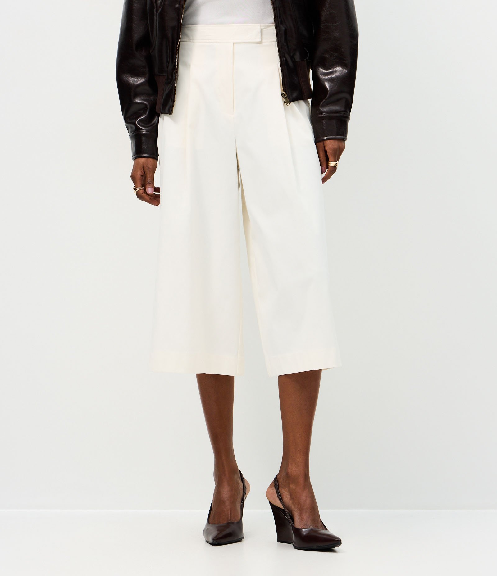 Calça Pantacourt Alfaiatada com Fechamento Discreto Off White 3