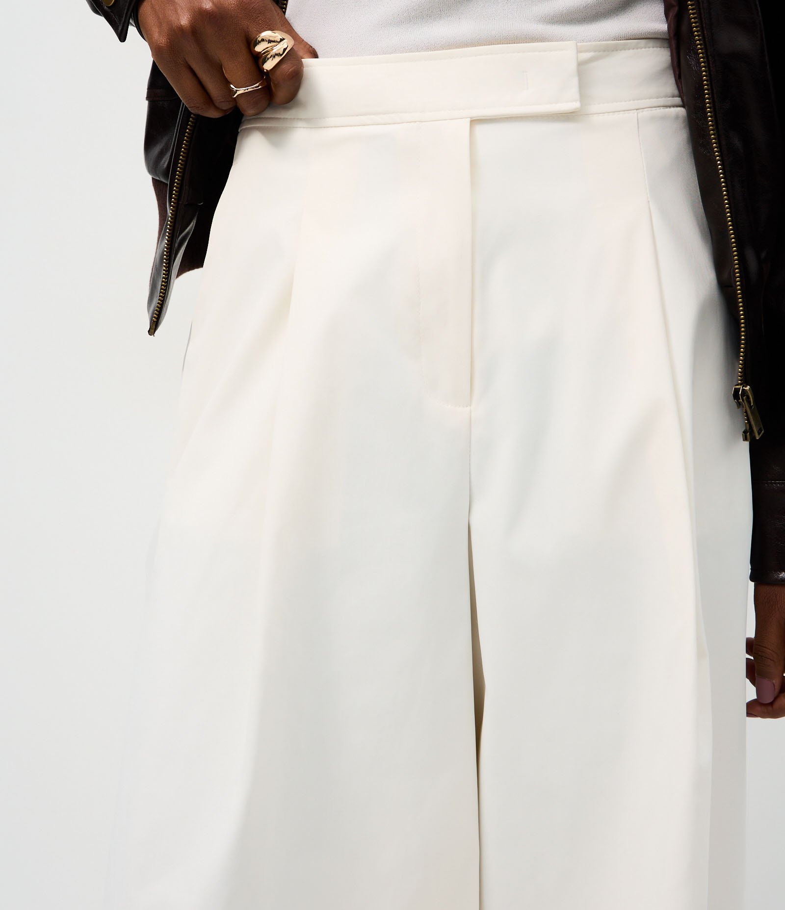 Calça Pantacourt Alfaiatada com Fechamento Discreto Off White 4