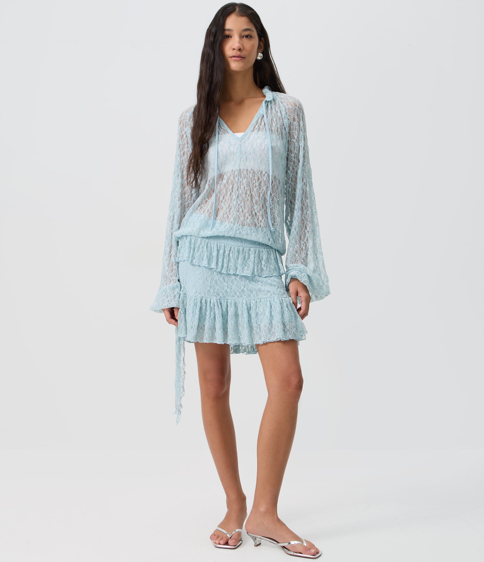 Blusa Bata em Renda Brilhosa com Amarração no Decote Azul Claro 2