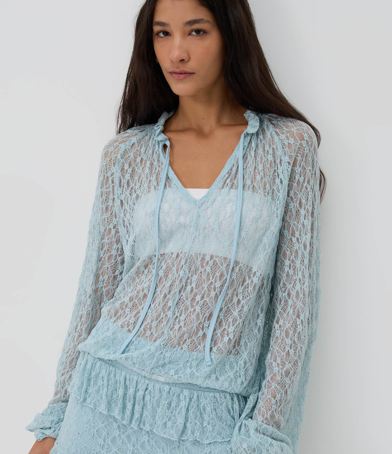 Blusa Bata em Renda Brilhosa com Amarração no Decote Azul Claro 3