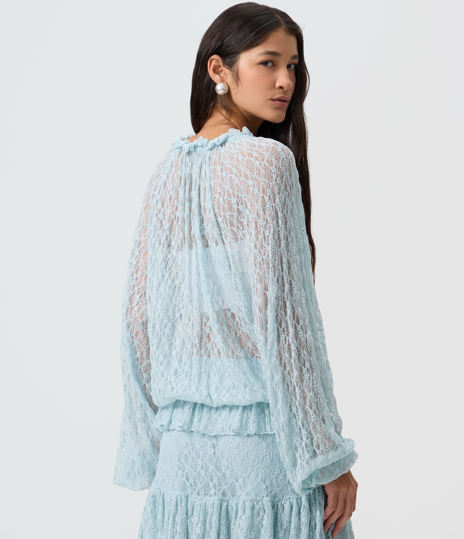 Blusa Bata em Renda Brilhosa com Amarração no Decote Azul Claro 4