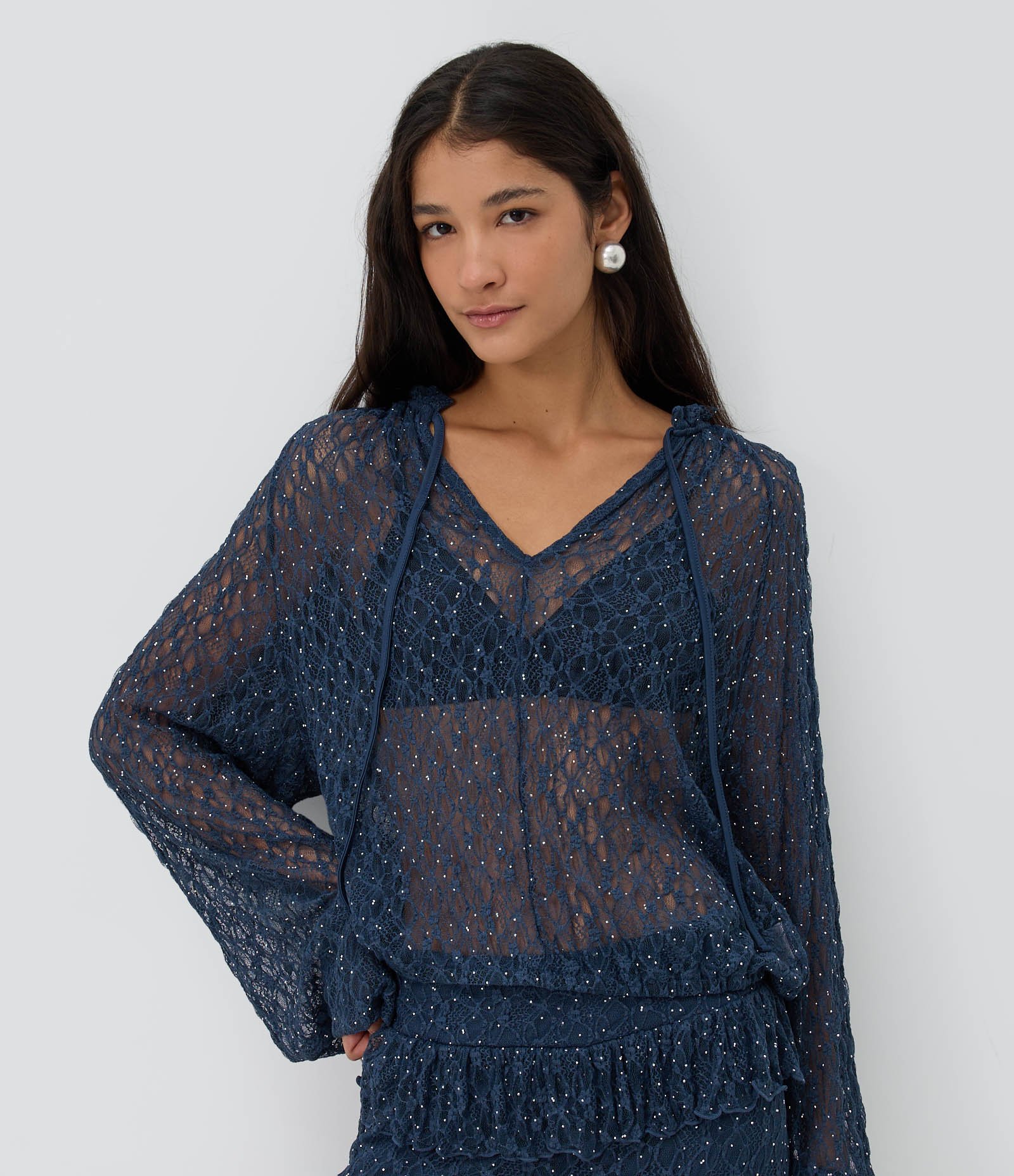 Blusa Bata em Renda Brilhosa com Amarração no Decote Azul 1