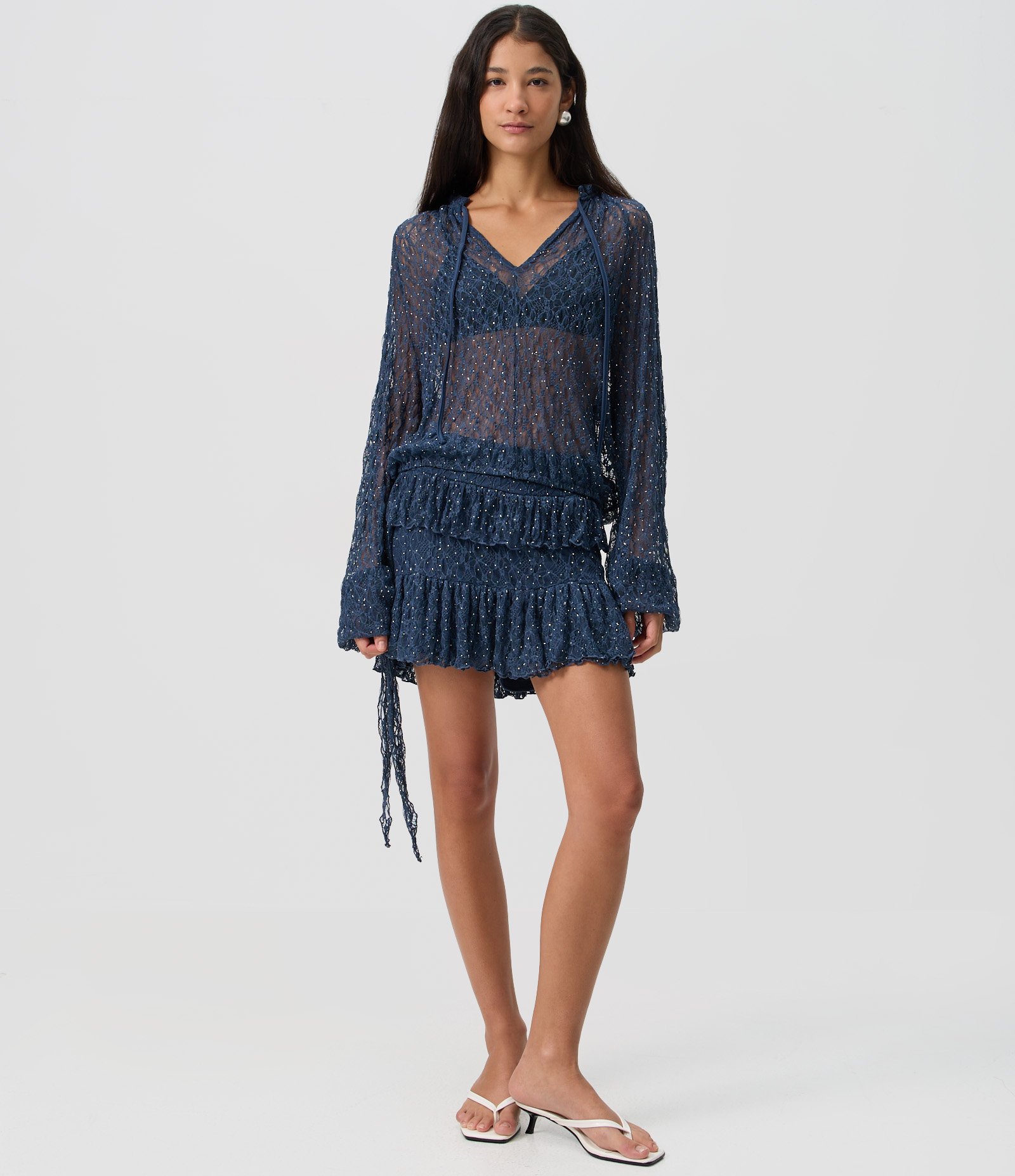 Blusa Bata em Renda Brilhosa com Amarração no Decote Azul 2