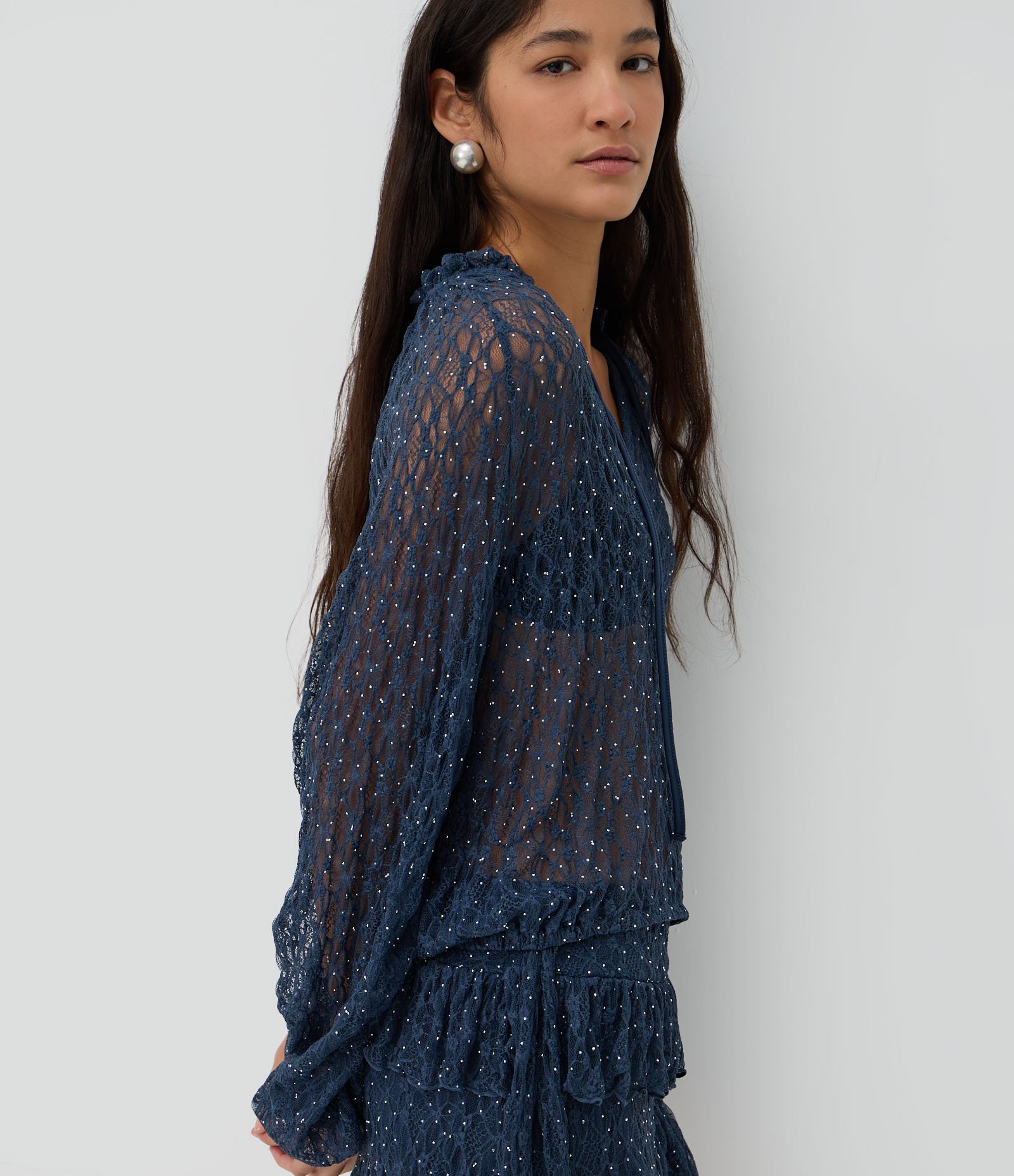 Blusa Bata em Renda Brilhosa com Amarração no Decote Azul 3