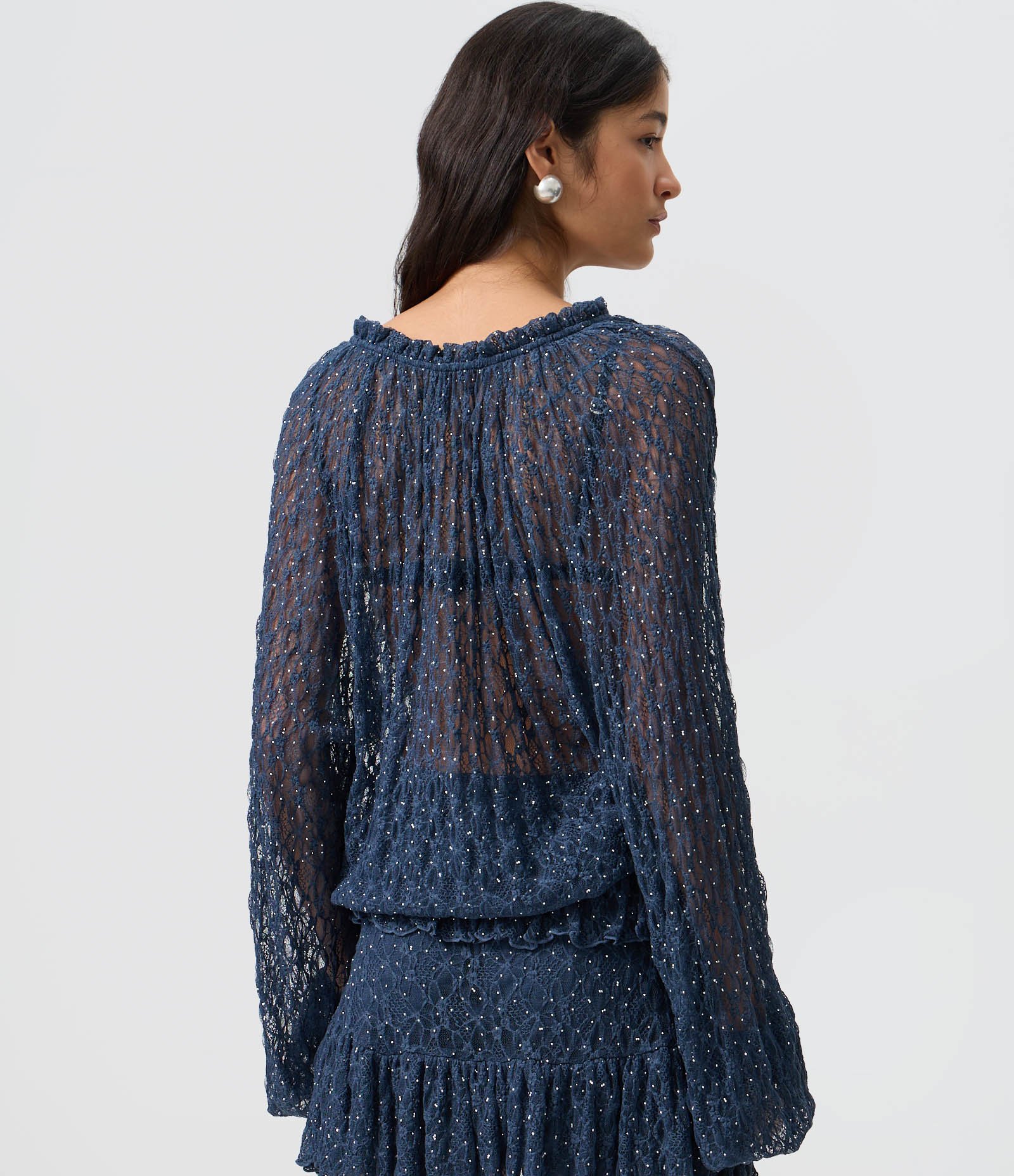 Blusa Bata em Renda Brilhosa com Amarração no Decote Azul 4