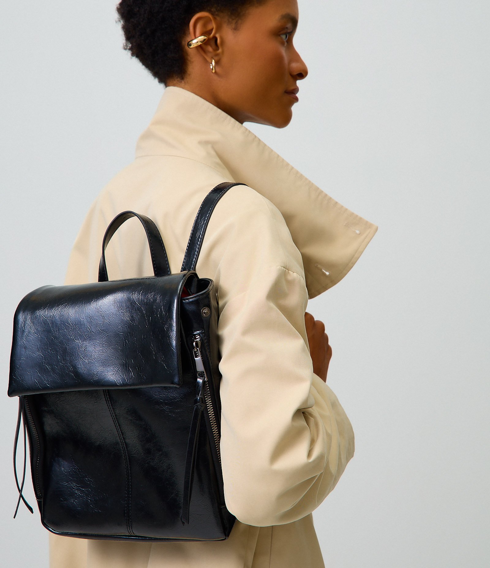 Mochila em PU com Forro Interno Contrastante Preto 1