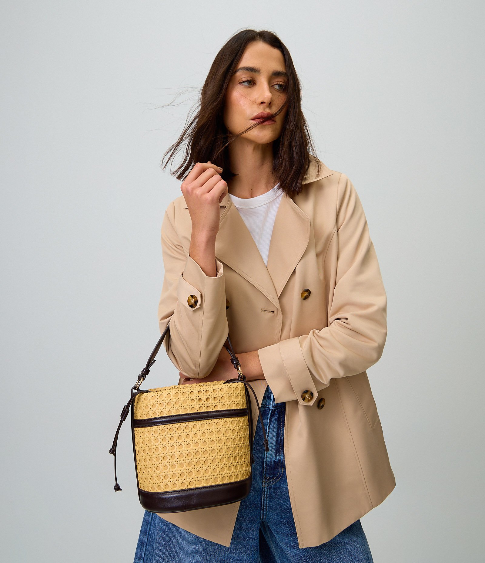 Bolsa Bucket Média com Alça Longa Transversal Bege/Marrom 1