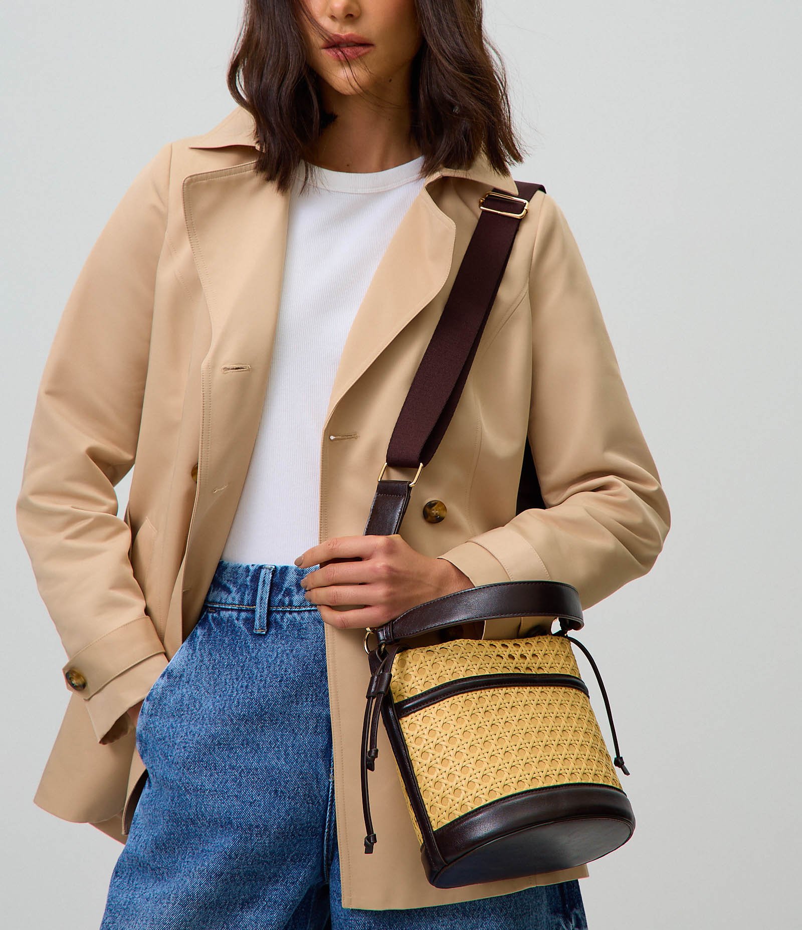 Bolsa Bucket Média com Alça Longa Transversal Bege/Marrom 2