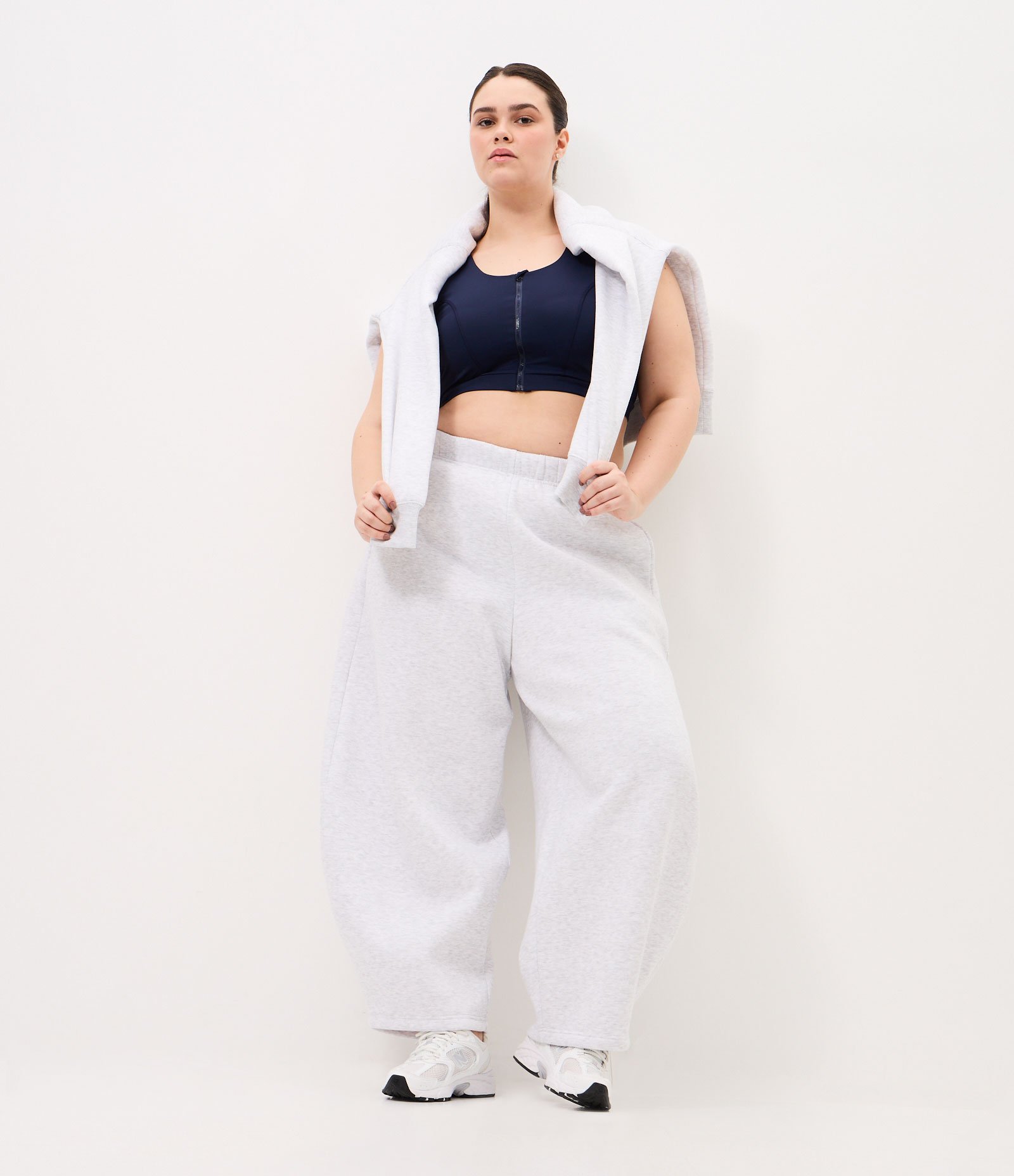 Calça Barrel Esportiva em Moletom Curve e Plus Size Cinza Claro 1