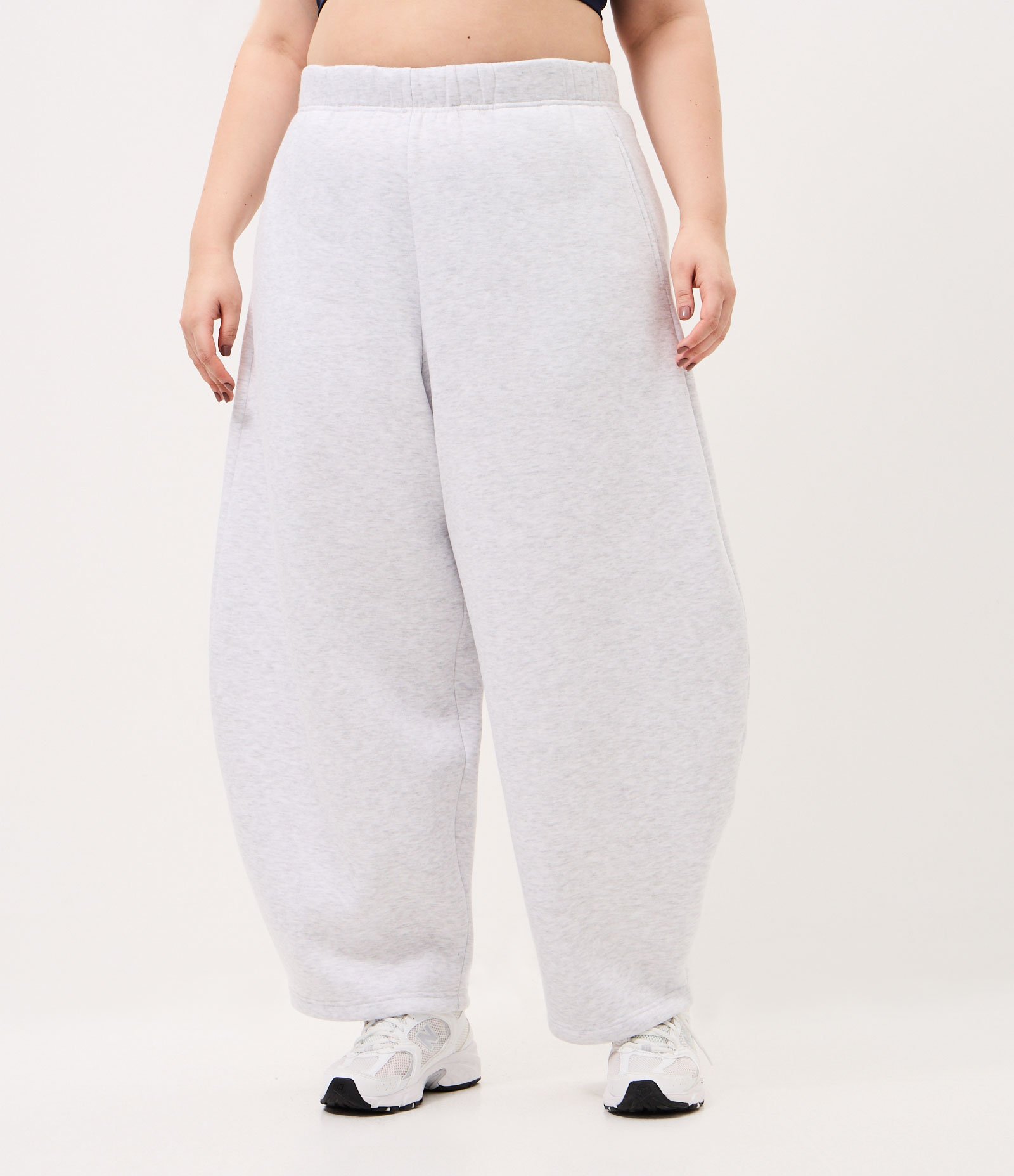 Calça Barrel Esportiva em Moletom Curve e Plus Size Cinza Claro 2