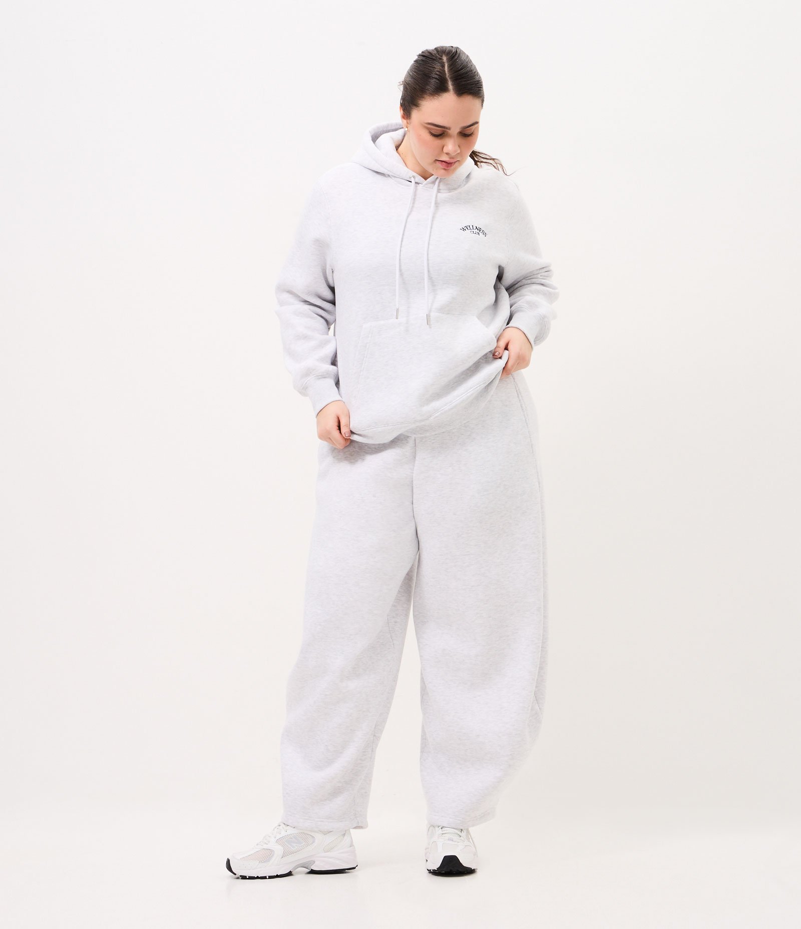 Calça Barrel Esportiva em Moletom Curve e Plus Size Cinza Claro 5