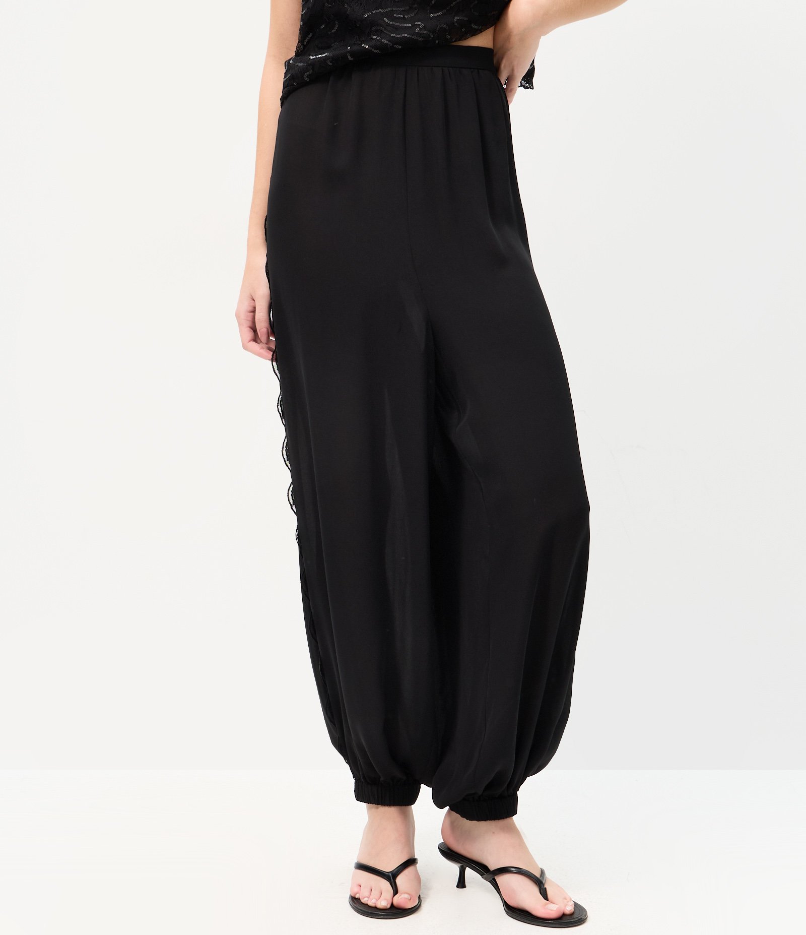Calça Balloon em Crepe com Detalhe em Renda Lateral Preto 2