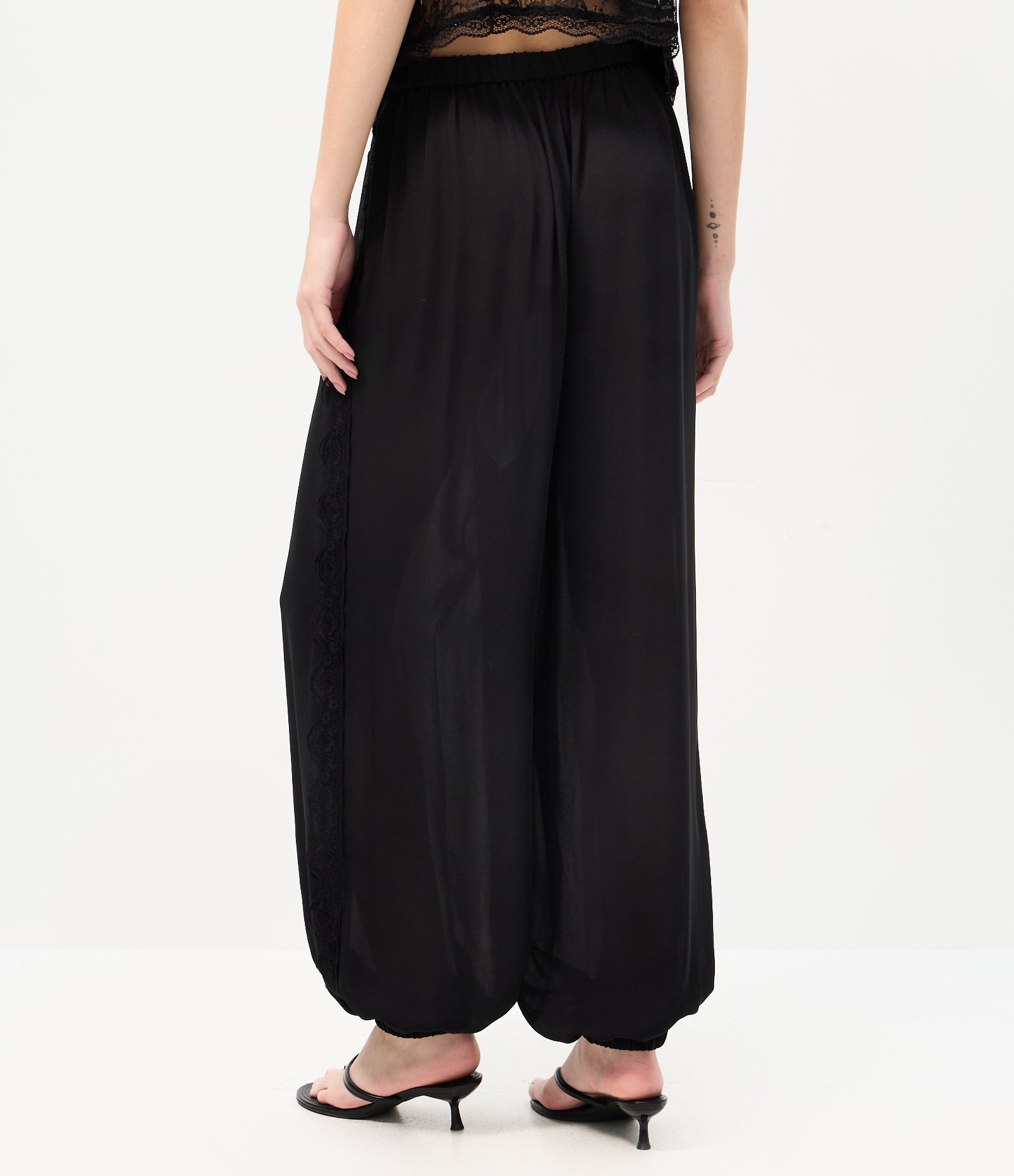 Calça Balloon em Crepe com Detalhe em Renda Lateral Preto 4