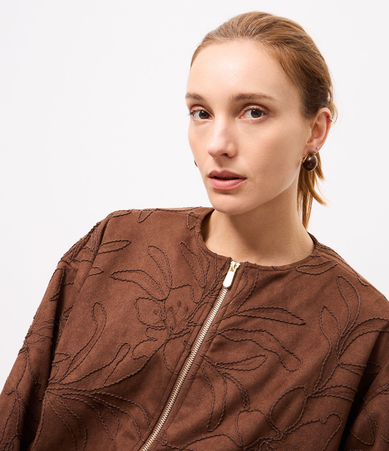 Jaqueta Bomber em Suede com Bordado de Folhagem Marrom 3