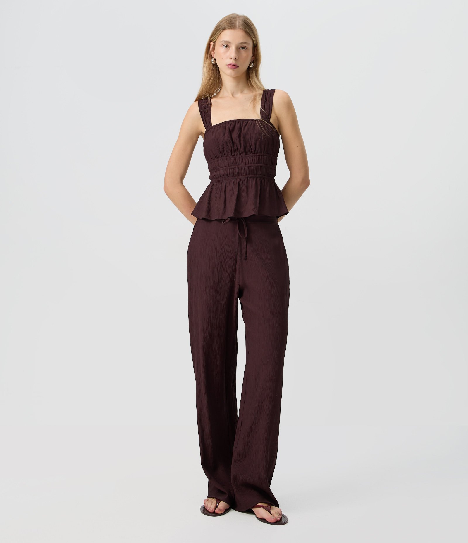 Calça Pantalona em Viscose Texturizado com Amarração na Cintura Bordô 1