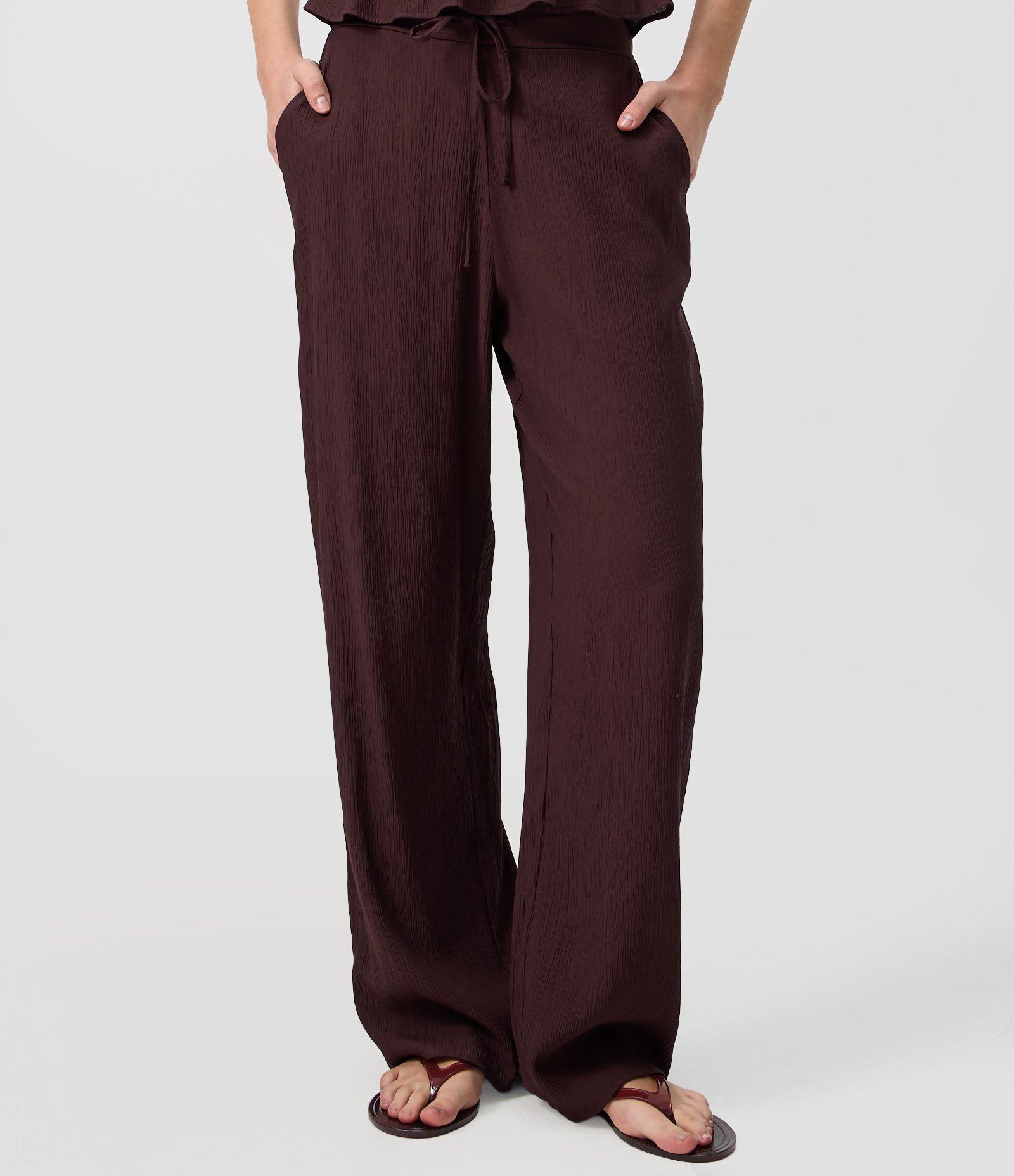 Calça Pantalona em Viscose Texturizado com Amarração na Cintura Bordô 2