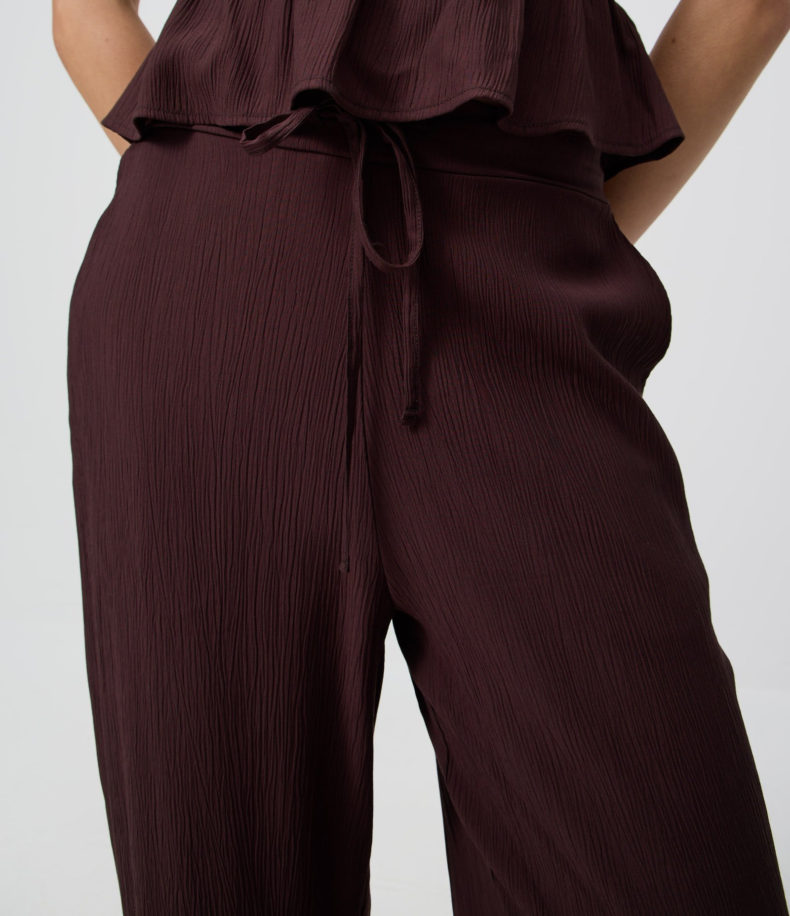 Calça Pantalona em Viscose Texturizado com Amarração na Cintura Bordô 3
