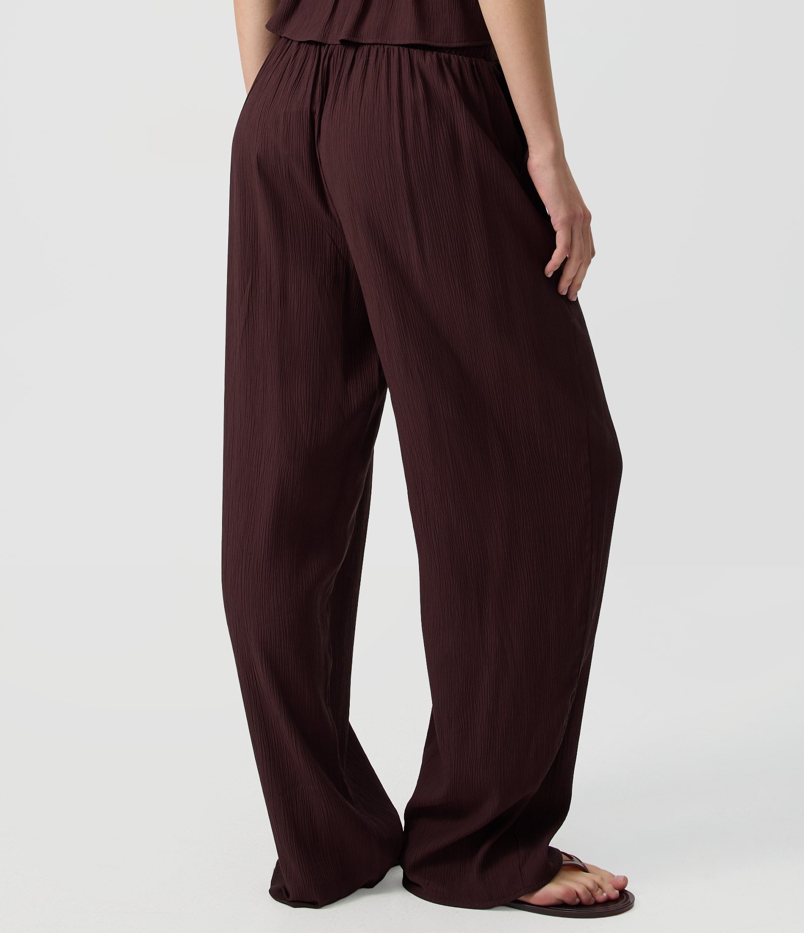 Calça Pantalona em Viscose Texturizado com Amarração na Cintura Bordô 4