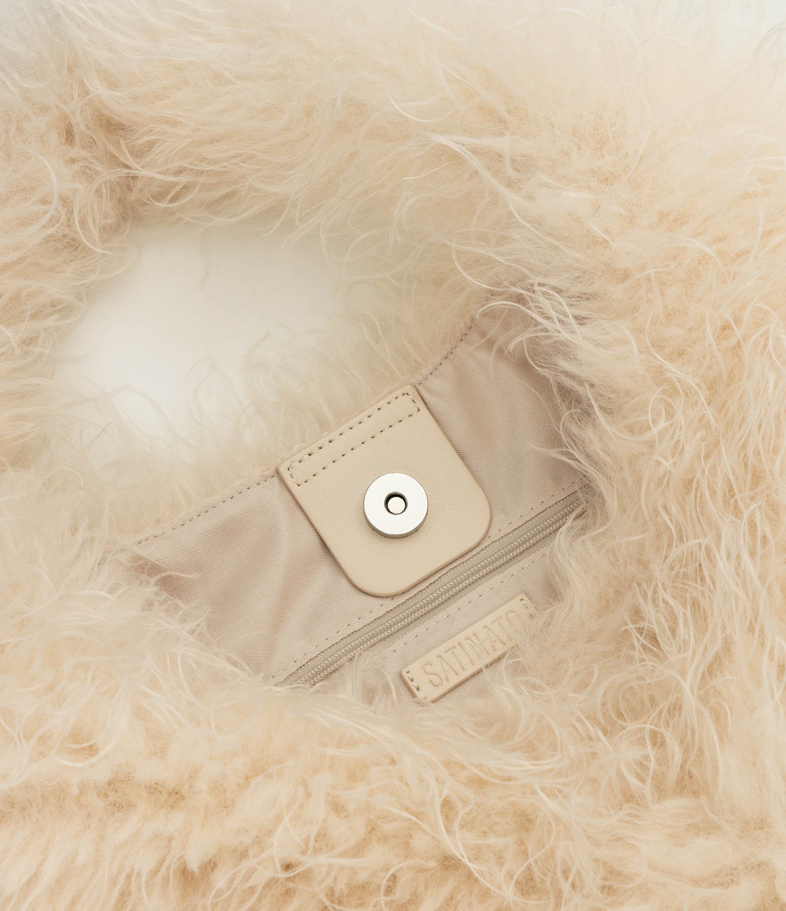 Bolsa Hobo Grande com Textura de Pelos Off White 4