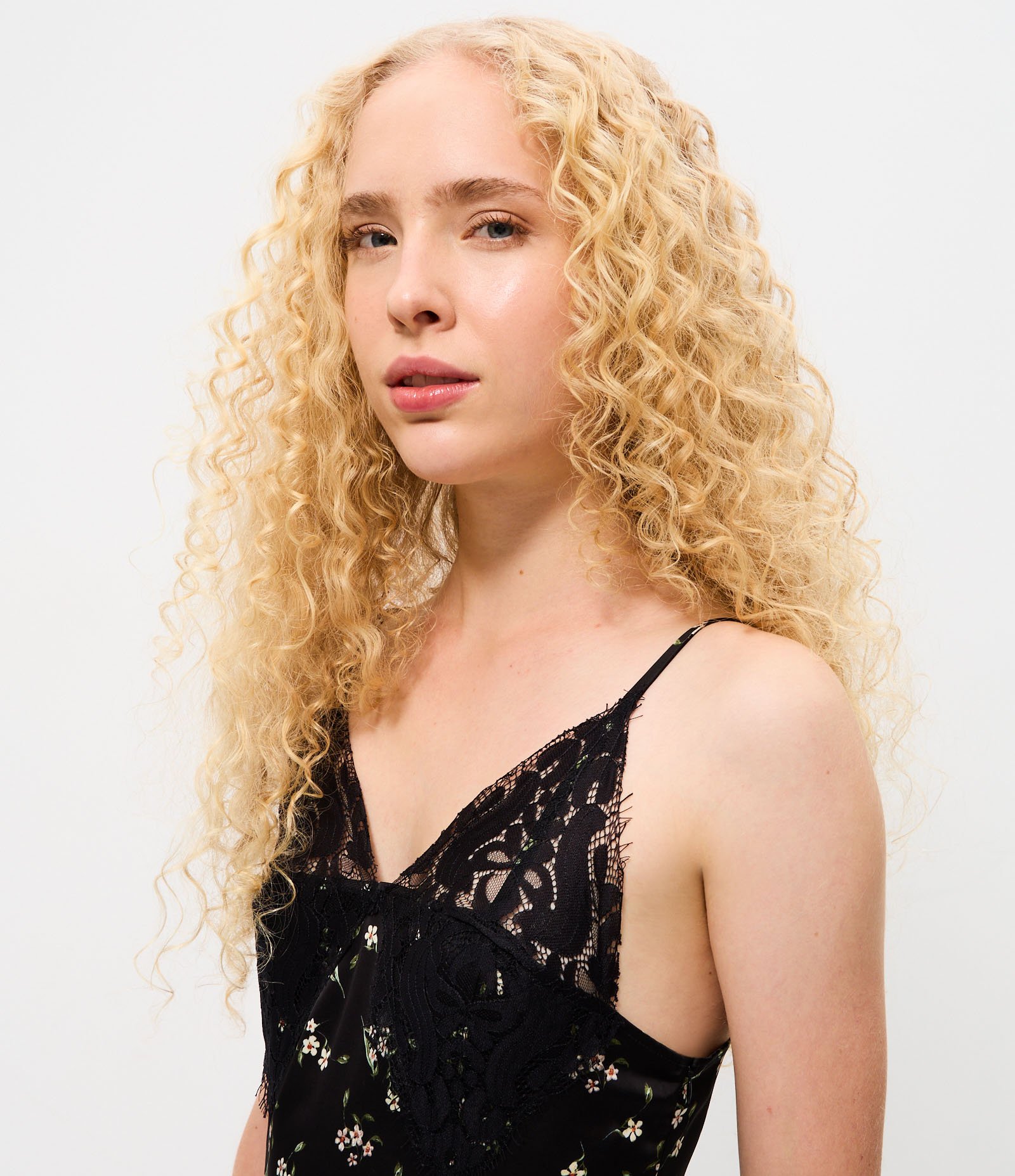 Vestido Midi em Cetim com Estampa Floral e Detalhe em Renda Preto 3