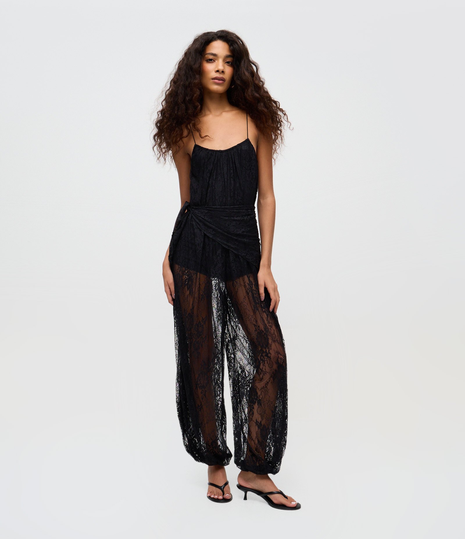 Macacão de Alcinha em Renda com Hot Pants e Lenço na Cintura Preto 1