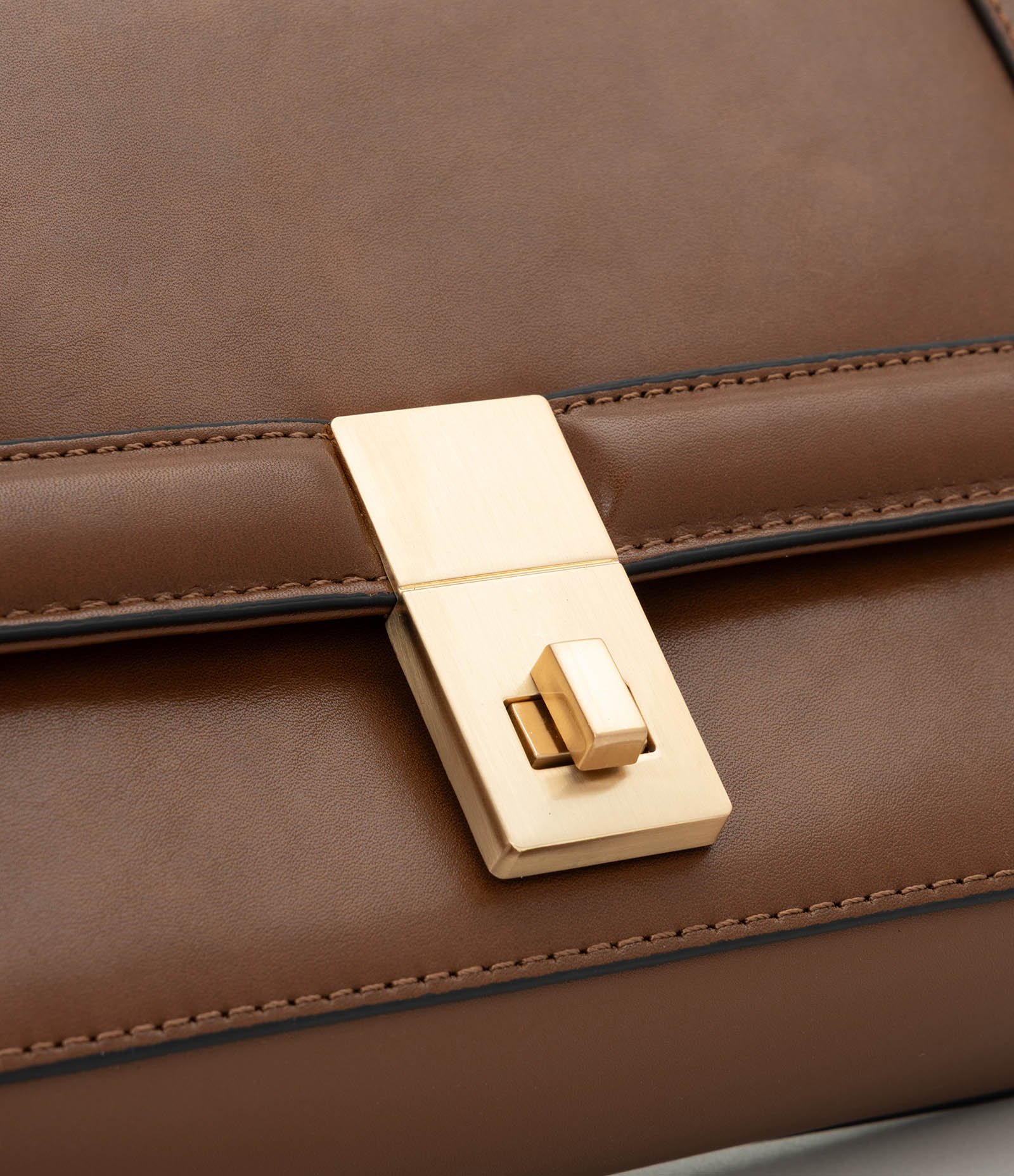 Bolsa Transversal Média em Couro com Alça Longa Ajustável Marrom 5