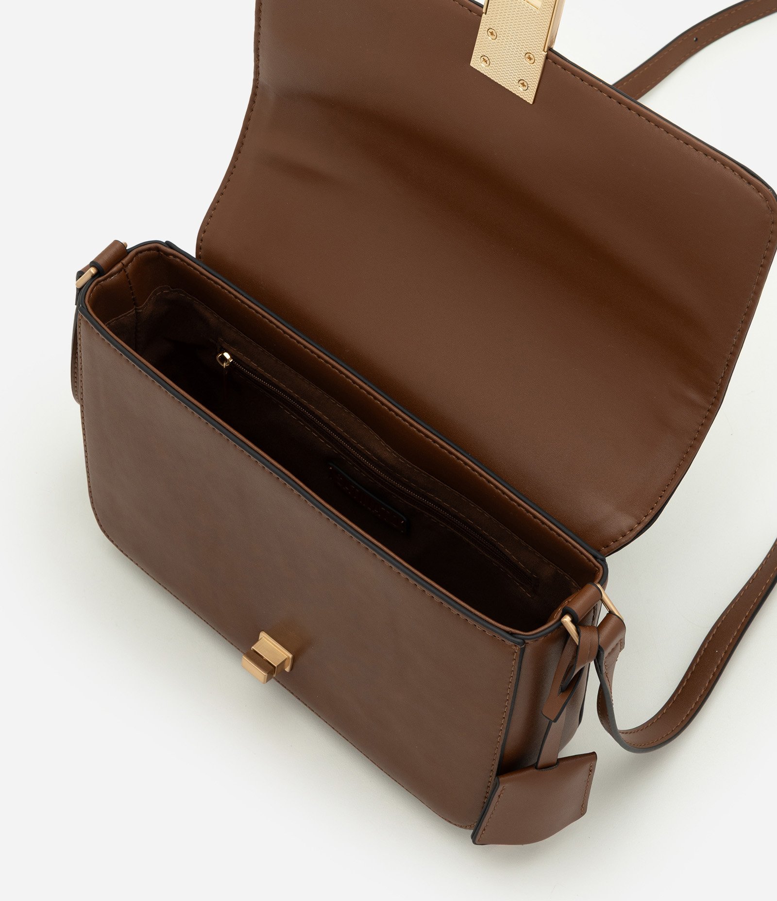 Bolsa Transversal Média em Couro com Alça Longa Ajustável Marrom 6