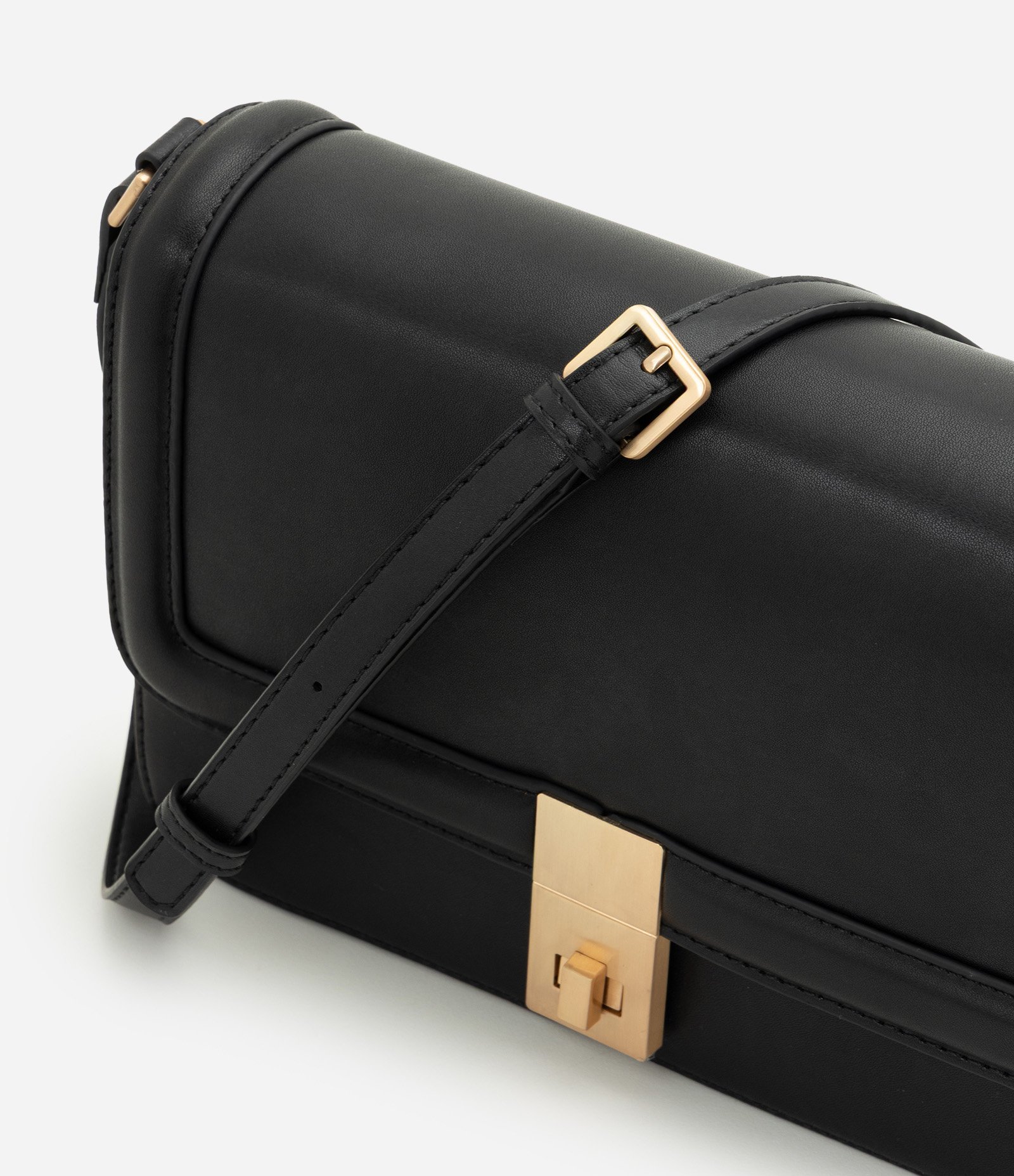 Bolsa Transversal Média em Couro com Alça Longa Ajustável Preto 5