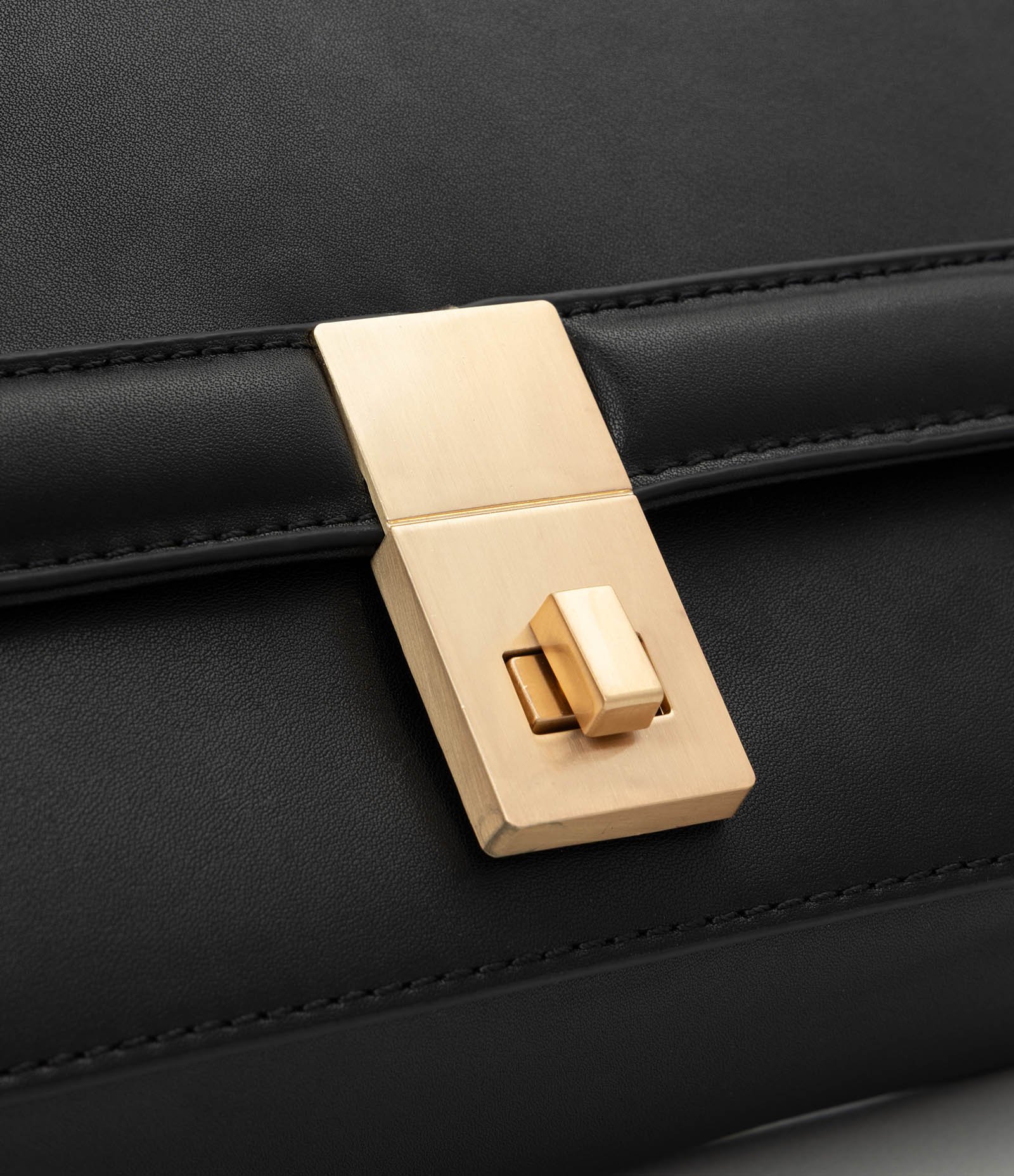 Bolsa Transversal Média em Couro com Alça Longa Ajustável Preto 6