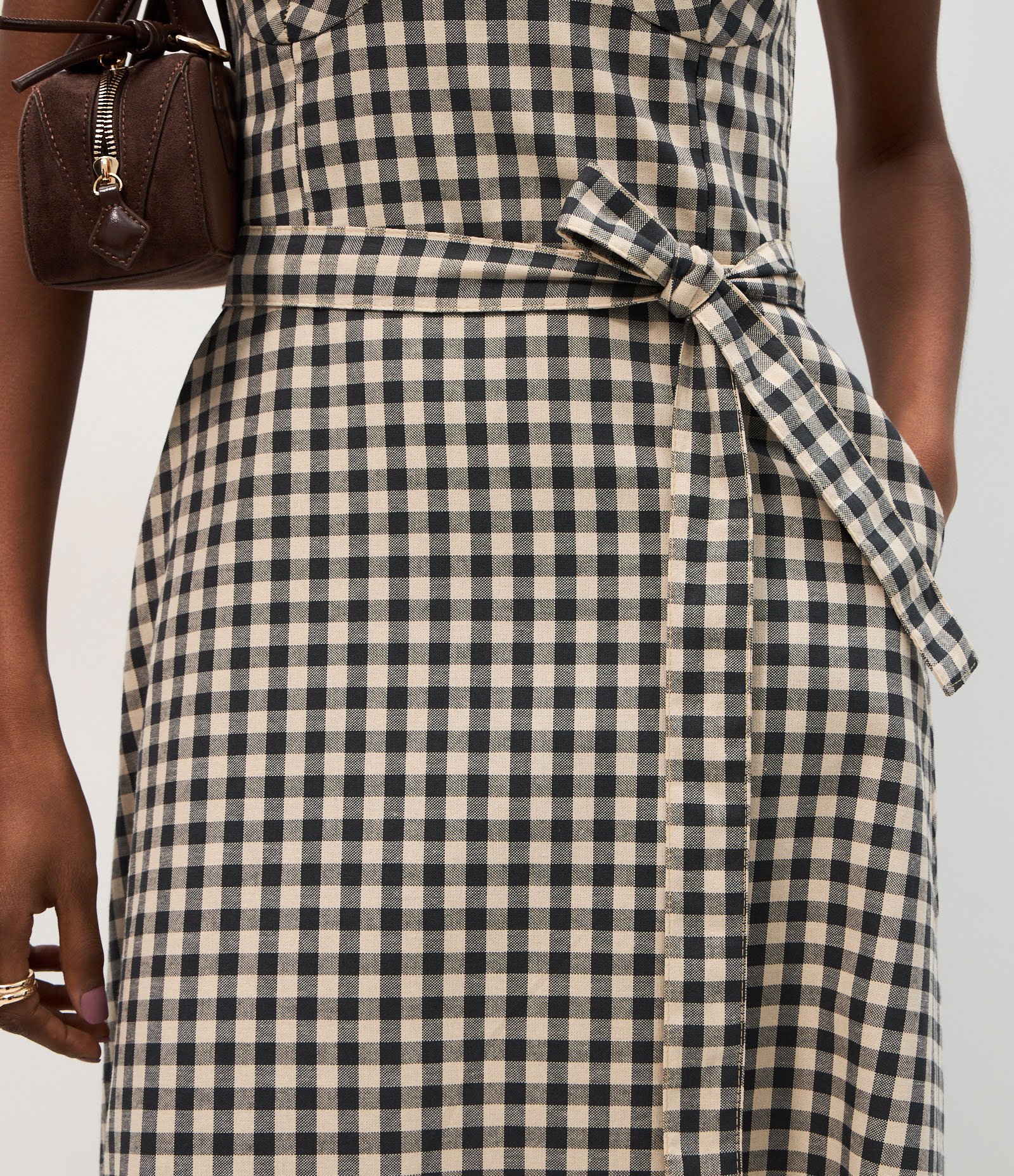 Vestido Reto Longo em Sarja Xadrez Vichy com Amarração Branco/Preto 4