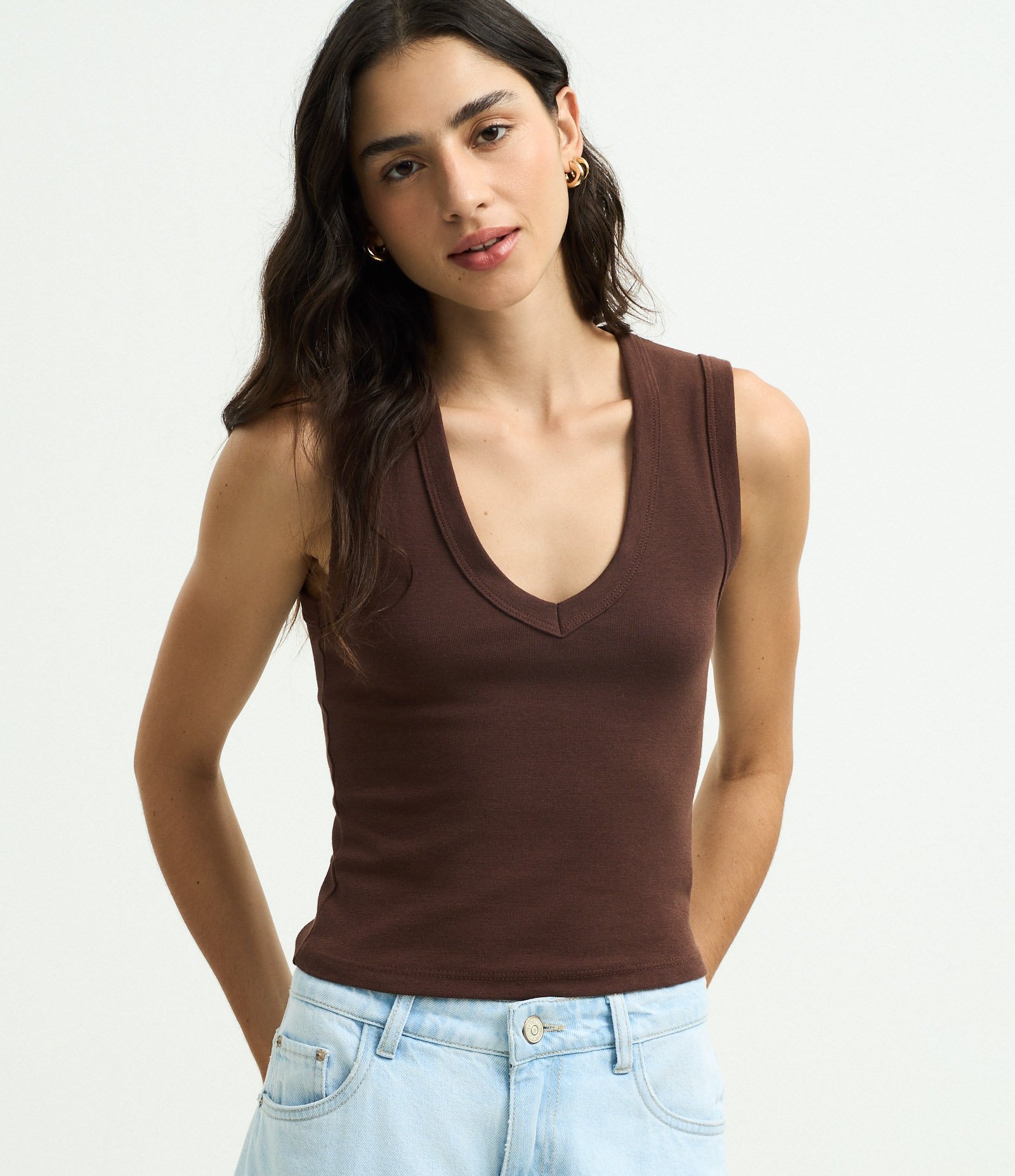 Blusa Básico em Ribana com Decote V Marrom Chocolate 1