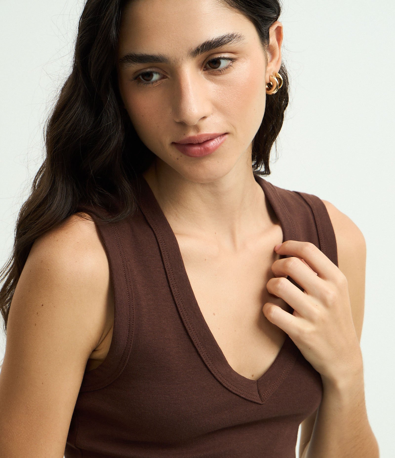 Blusa Básico em Ribana com Decote V Marrom Chocolate 3