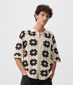 Camisa Relaxed em Crochê com Estampa Floral Contrastante