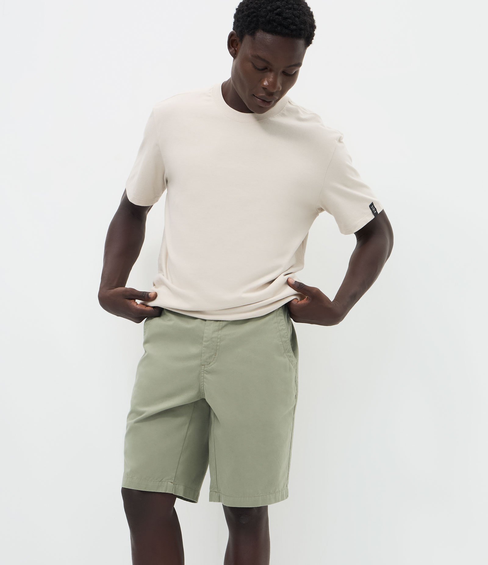 Bermuda em Sarja com Cós Passante e Bolsos Verde 1