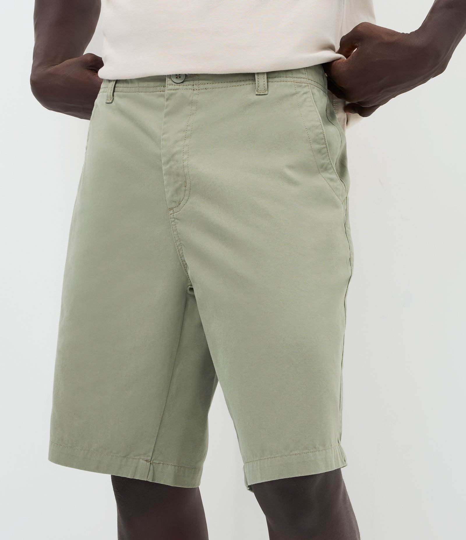 Bermuda em Sarja com Cós Passante e Bolsos Verde 2