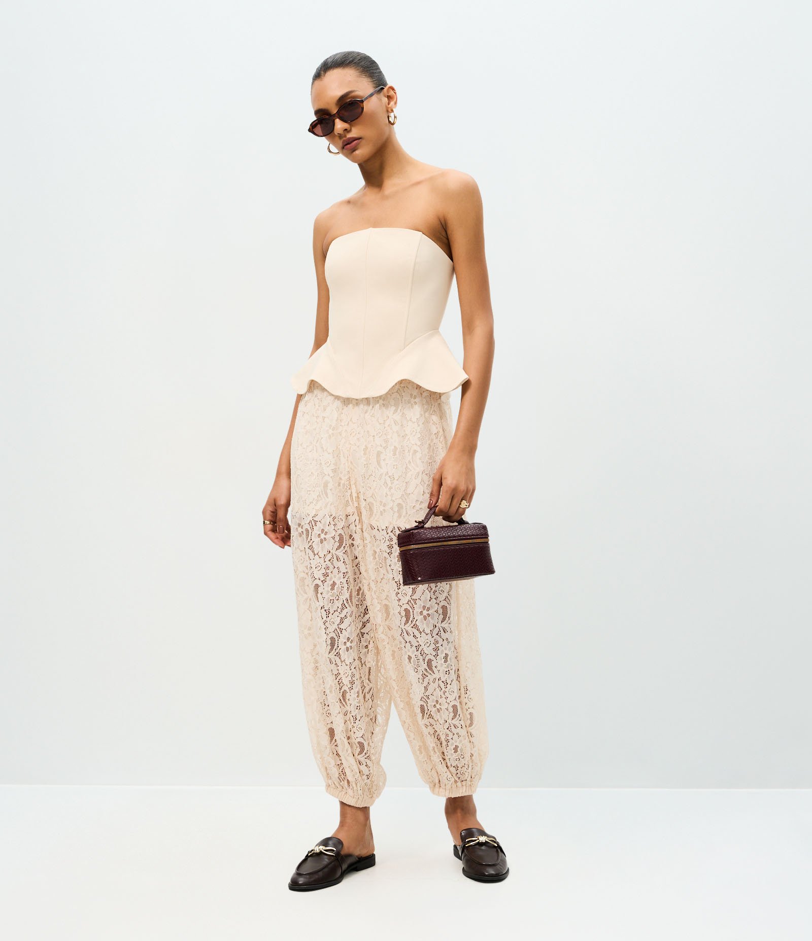 Calça Aladim em Renda Floral com Cós Elástico Bege 1
