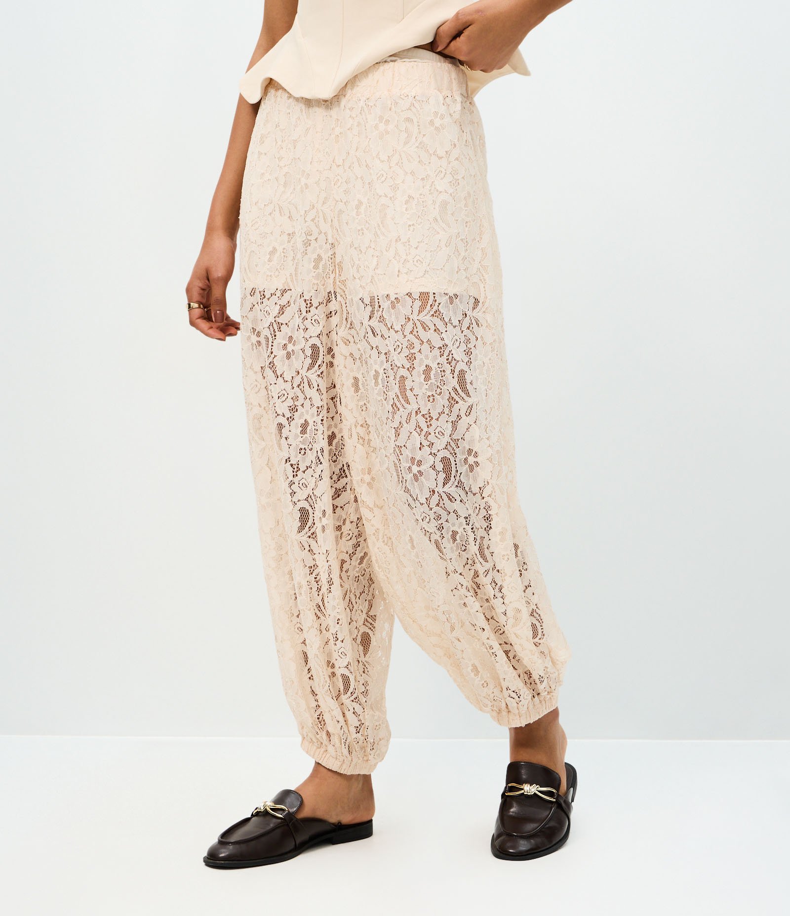 Calça Aladim em Renda Floral com Cós Elástico Bege 3