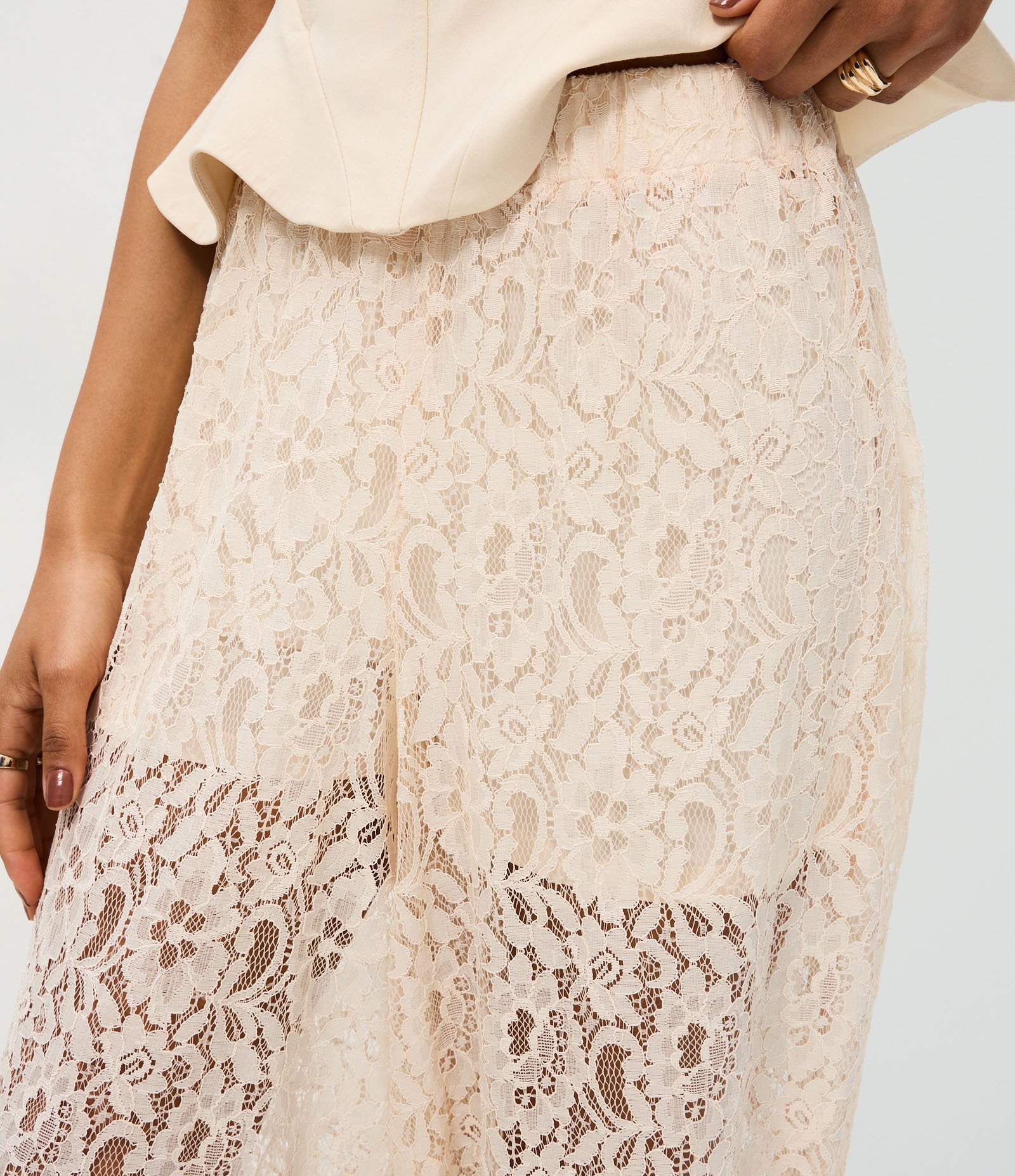 Calça Aladim em Renda Floral com Cós Elástico Bege 4