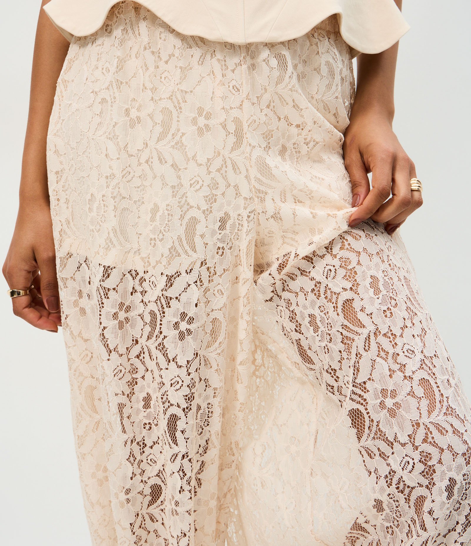 Calça Aladim em Renda Floral com Cós Elástico Bege 5