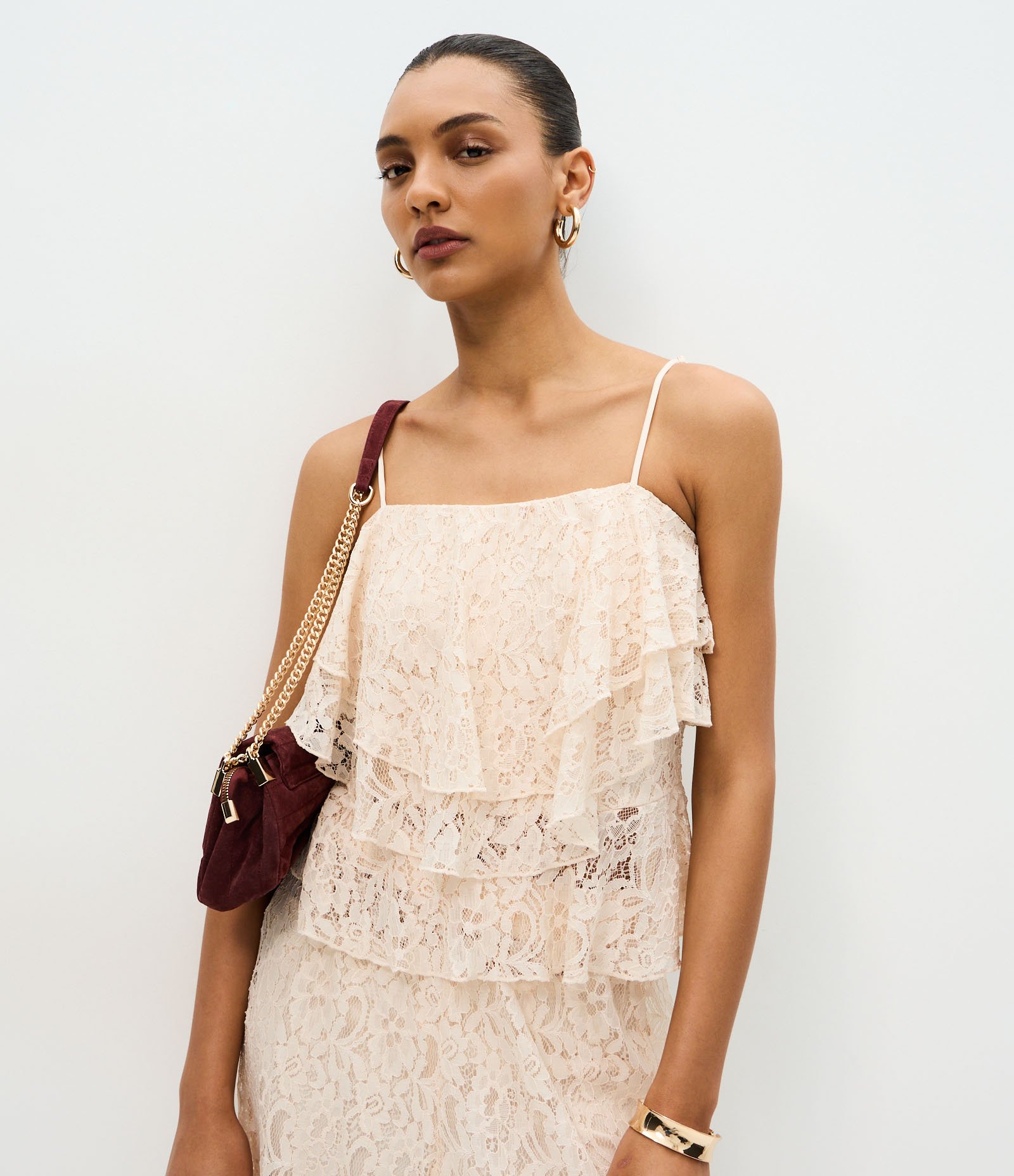 Blusa em Renda Com Babados e Alça Fina Bege 1