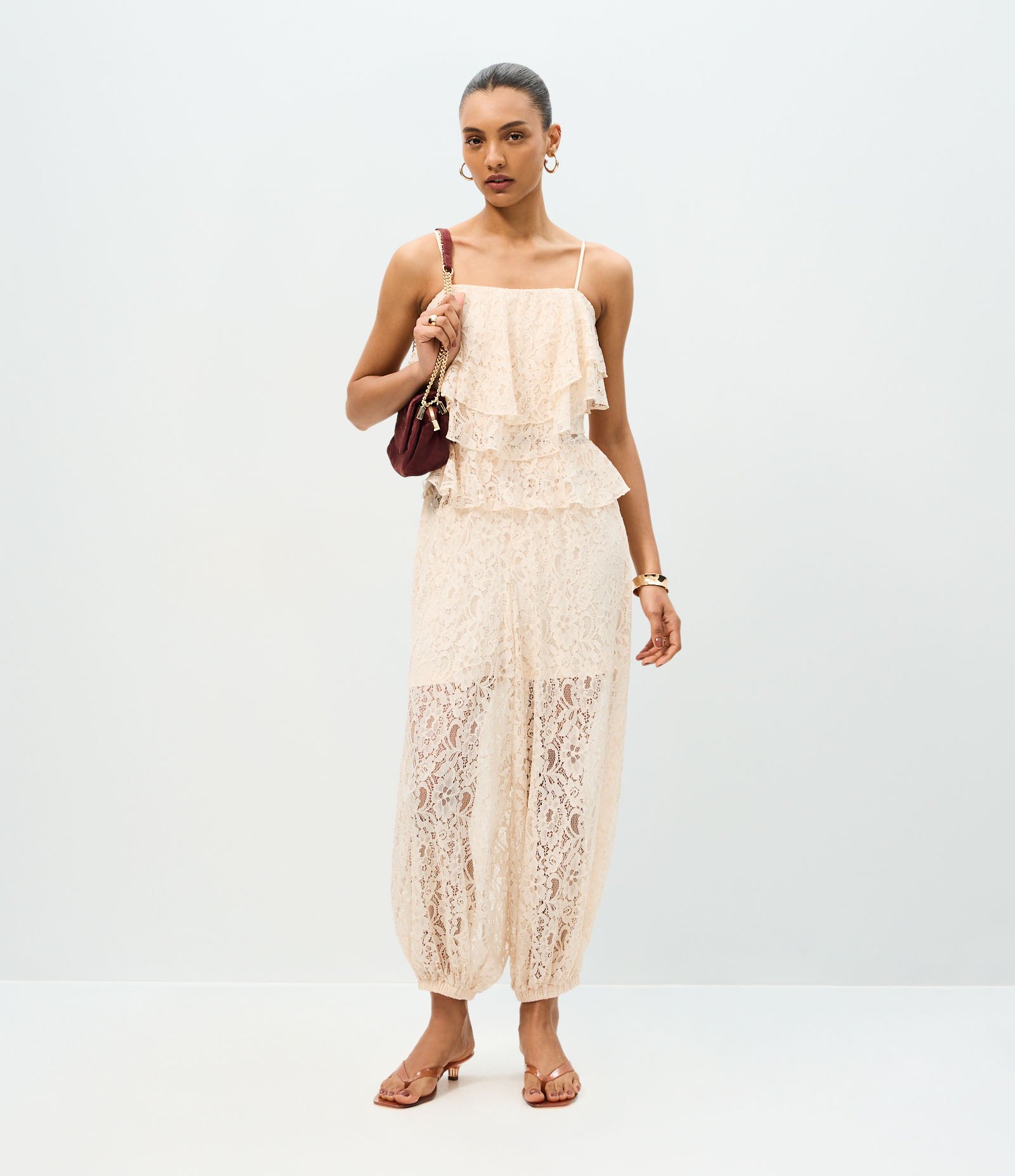 Blusa em Renda Com Babados e Alça Fina Bege 2