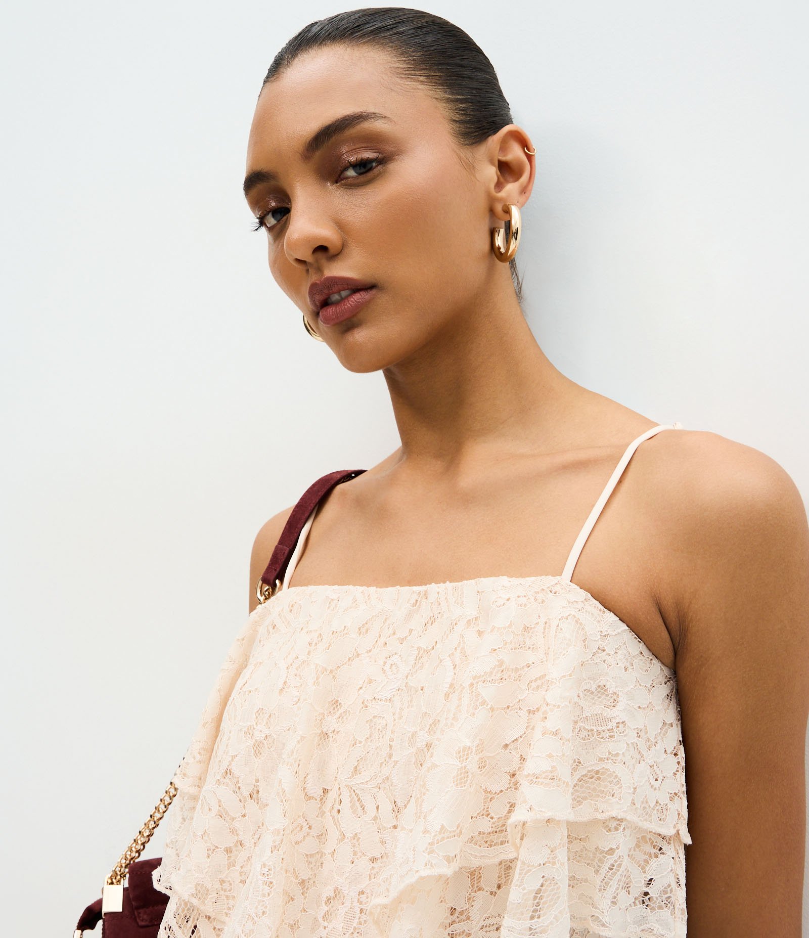 Blusa em Renda Com Babados e Alça Fina Bege 3