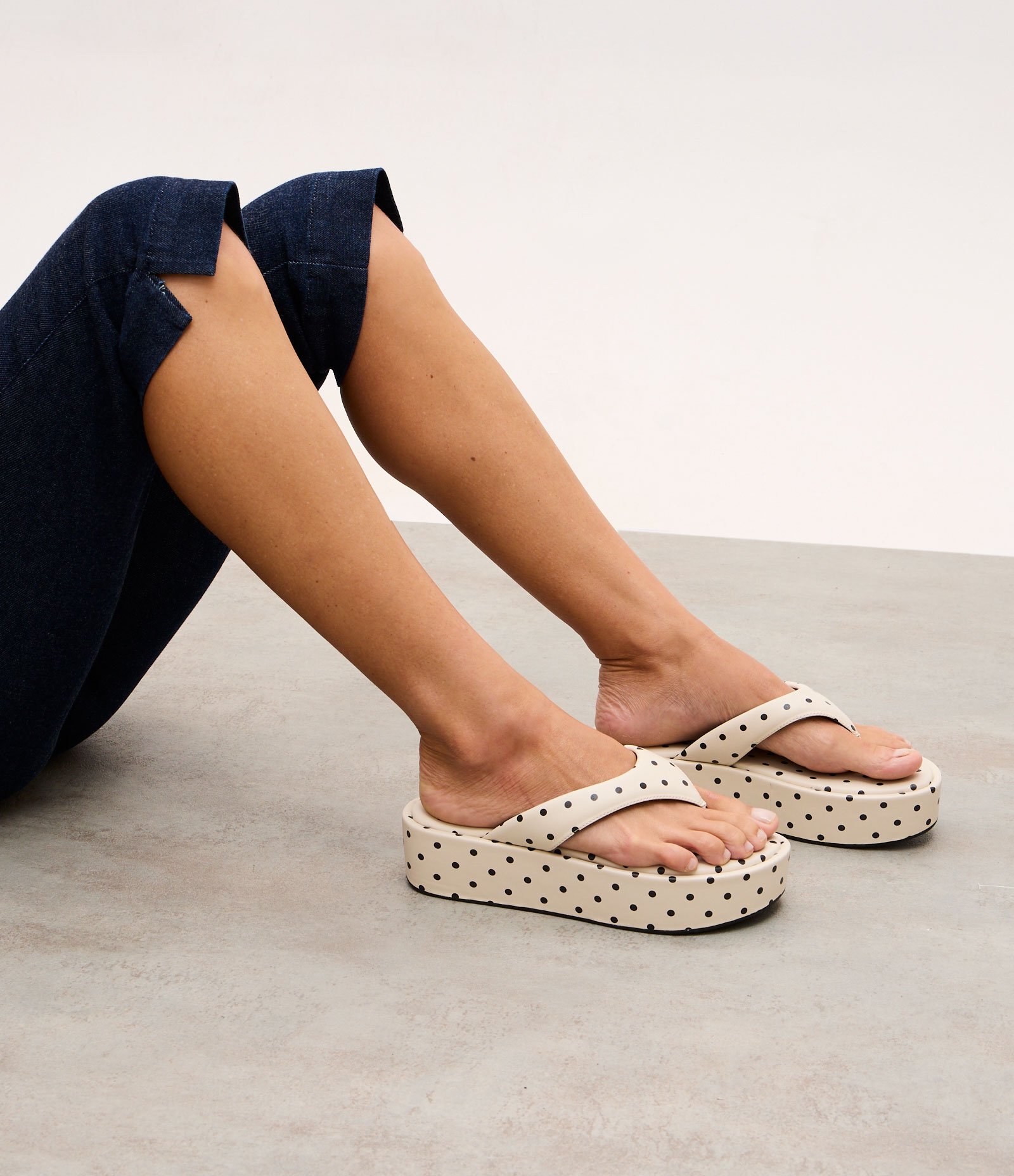 Sandália Flatform em PU com Estampa Poá Off White 7