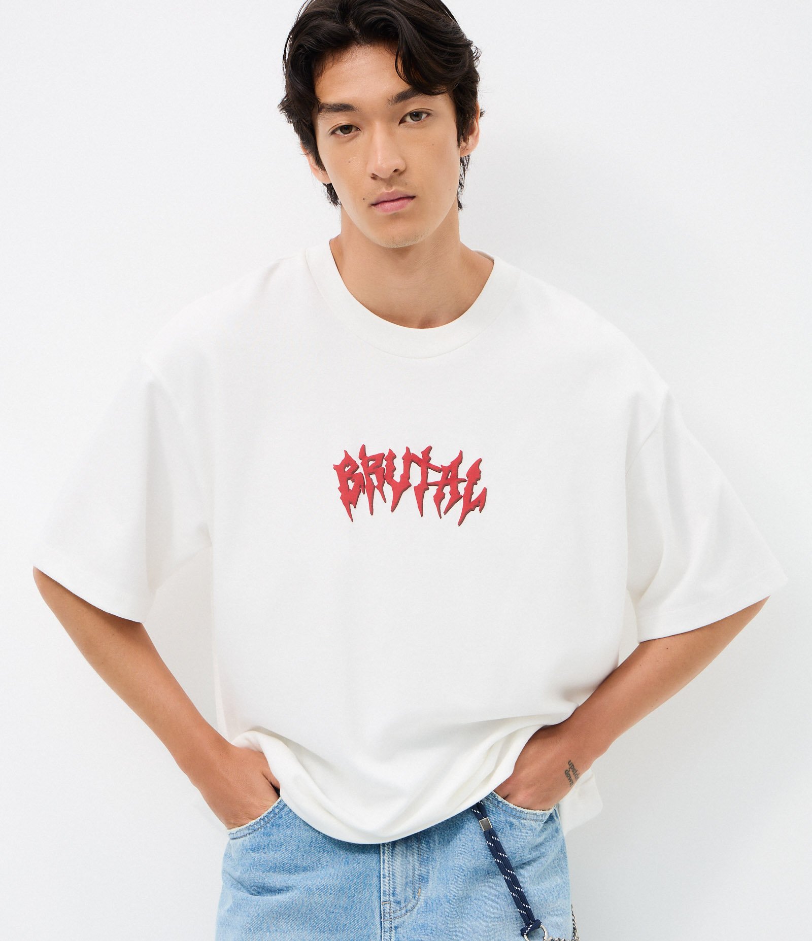 Camiseta Overboxy em Algodão com Estampa Lettering Brutal e Esqueleto Branco 1