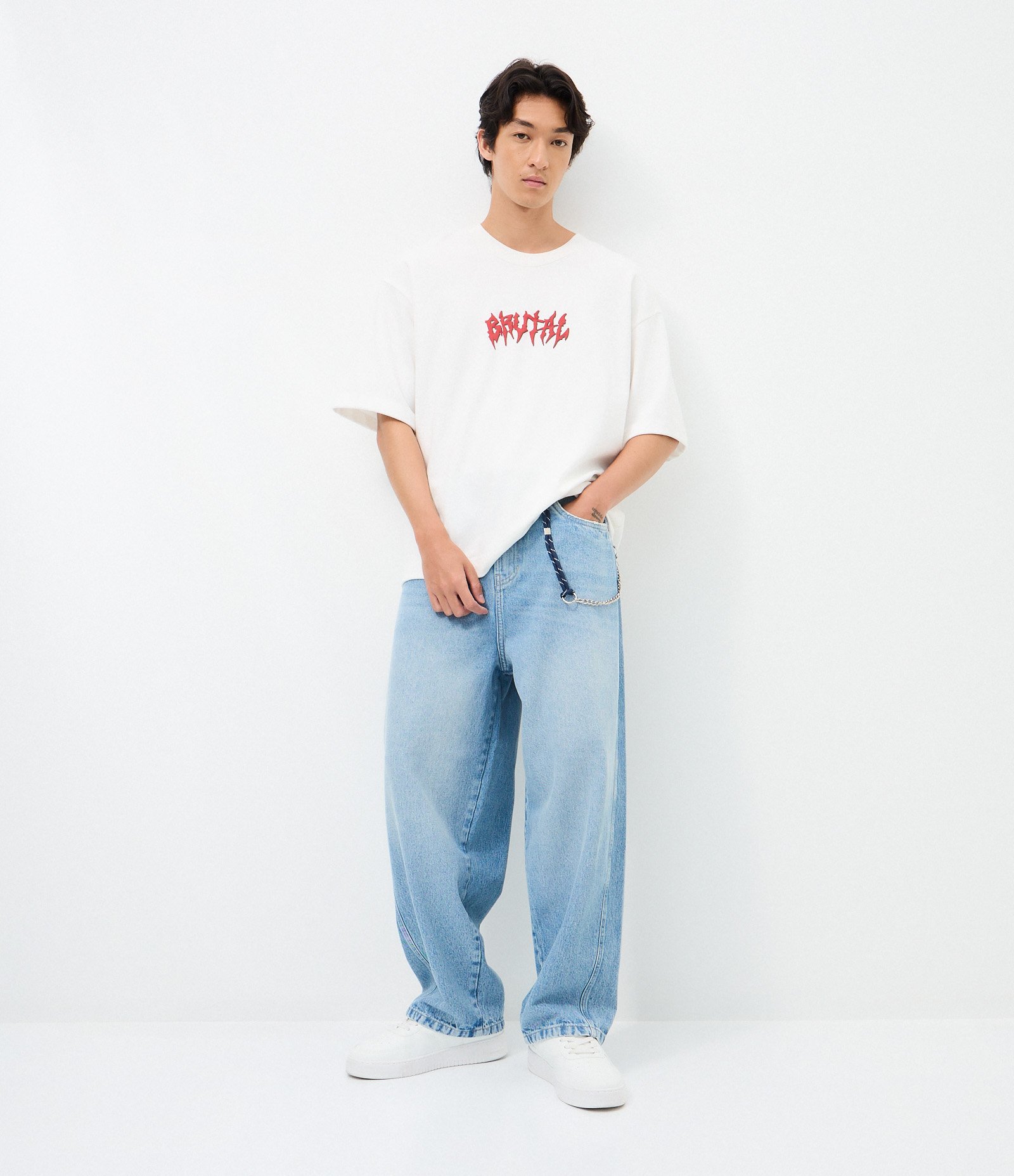 Camiseta Overboxy em Algodão com Estampa Lettering Brutal e Esqueleto Branco 2