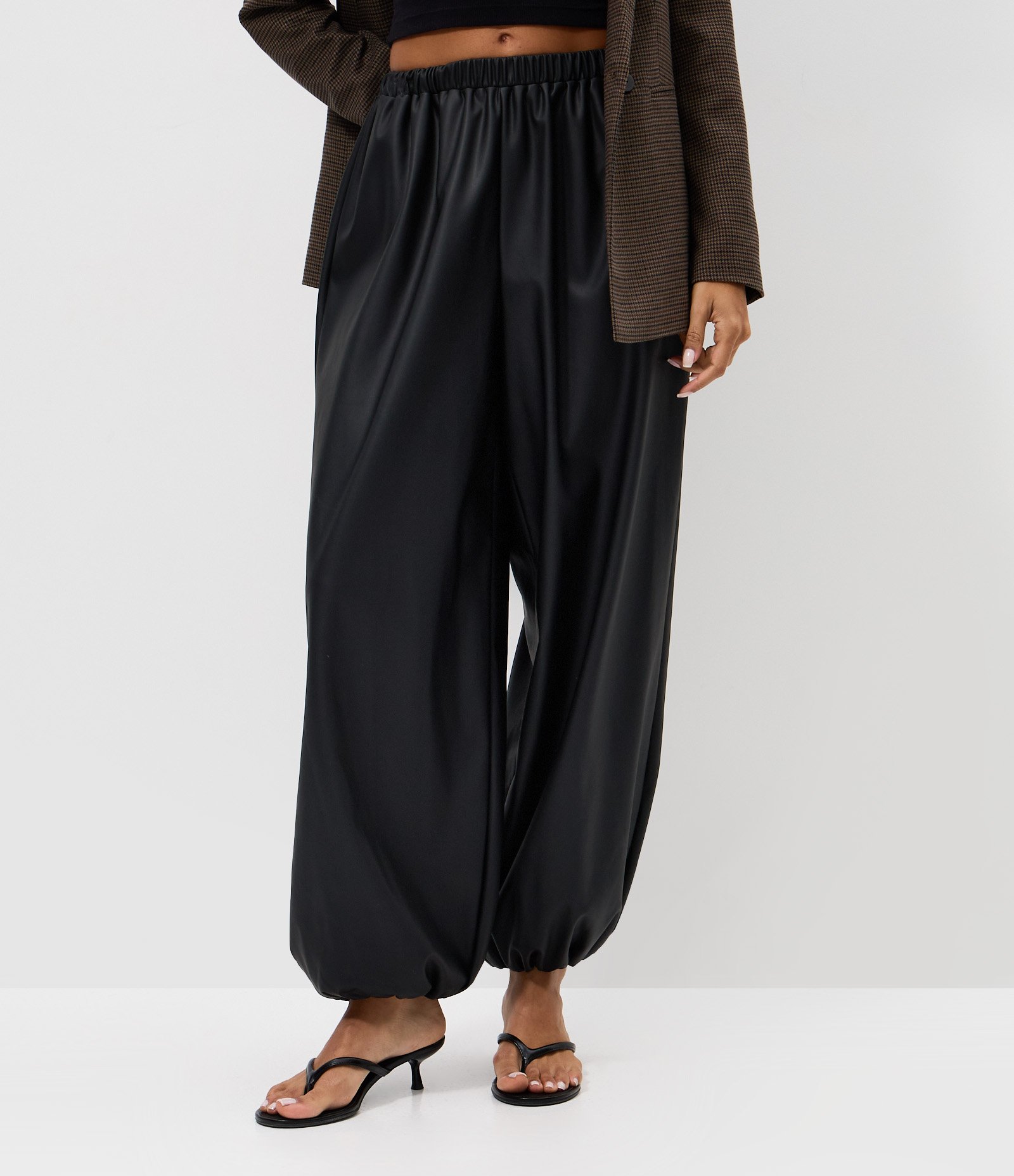 Calça Aladdin em PU com Barra Ajustada Preto 2