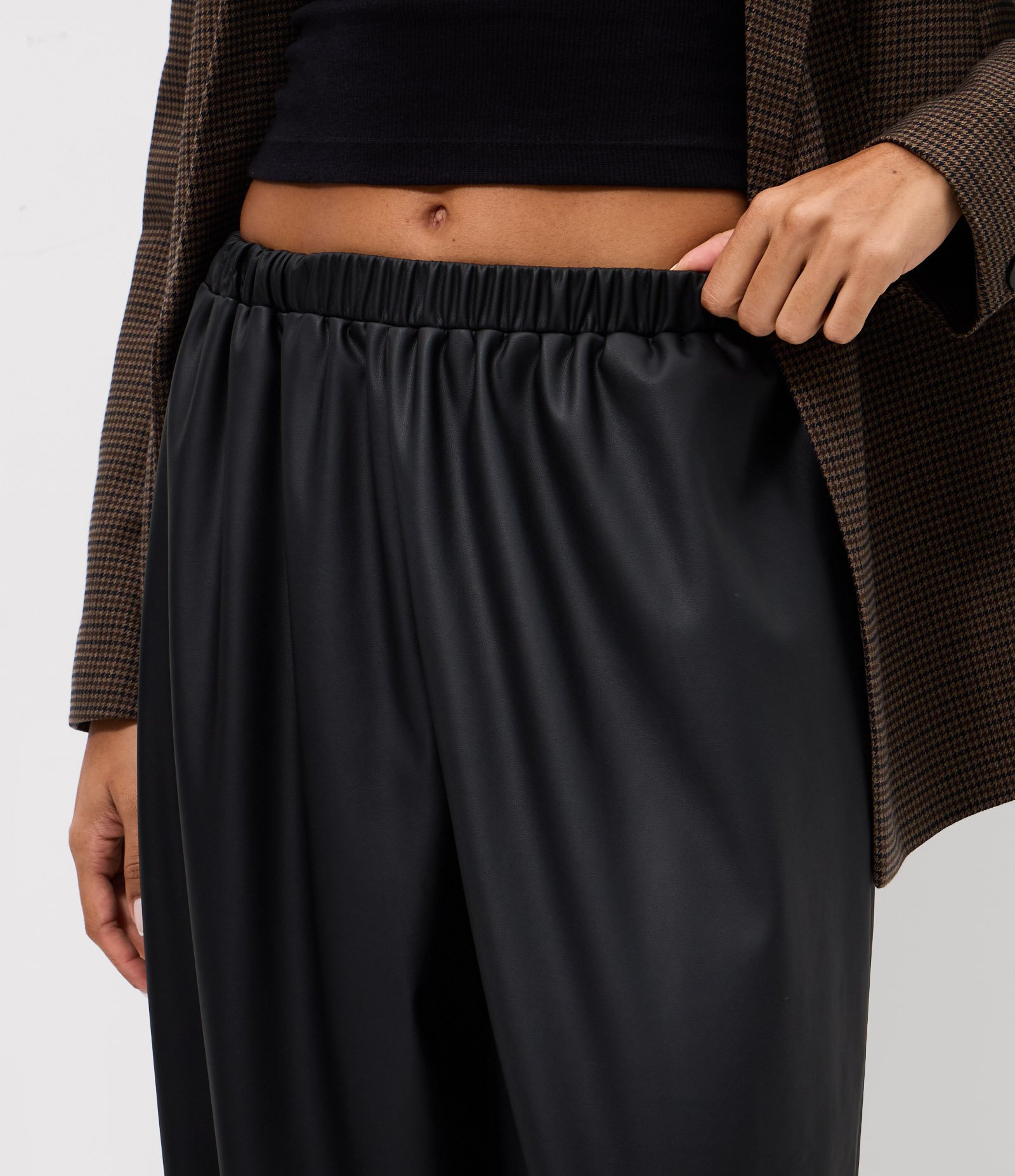Calça Aladdin em PU com Barra Ajustada Preto 3